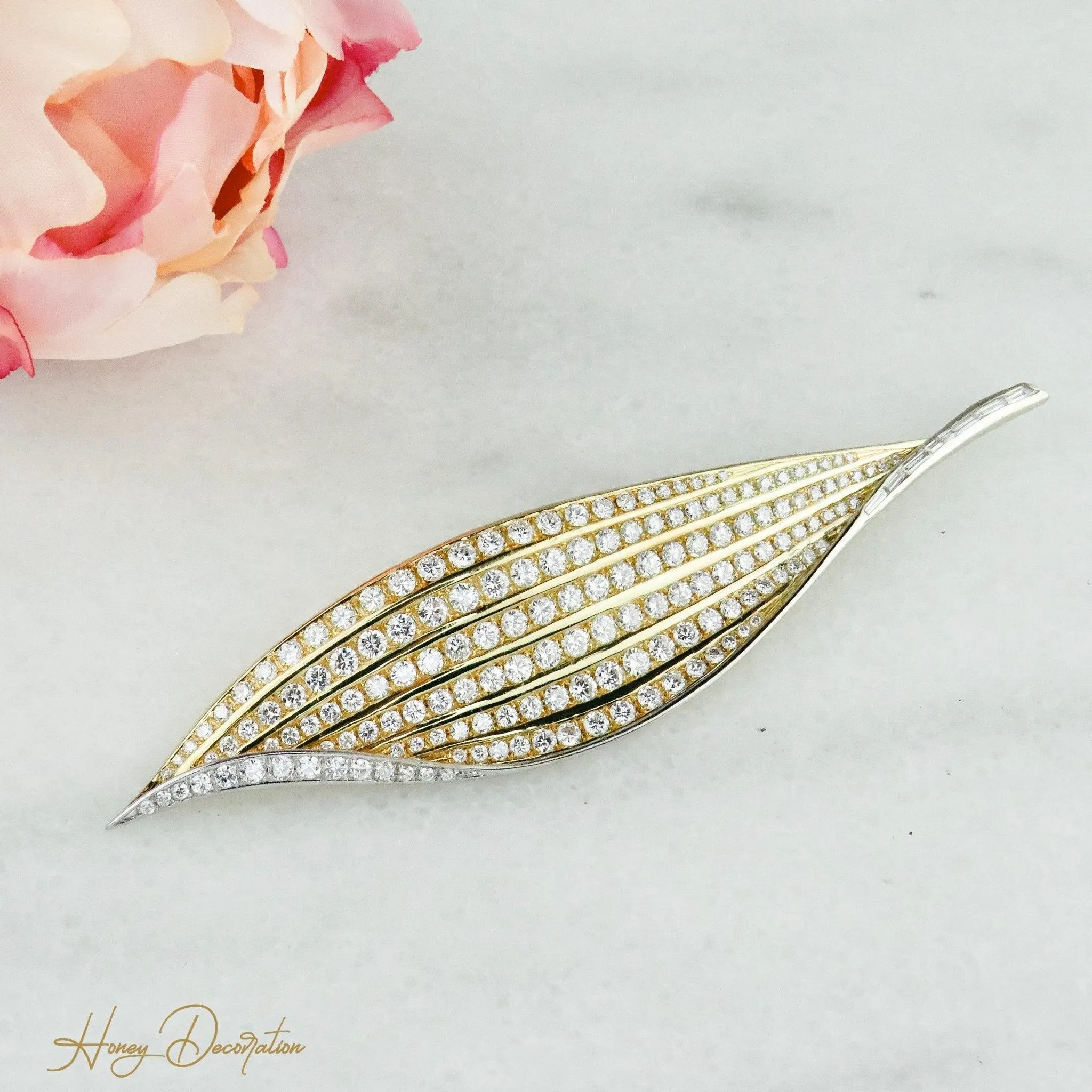 Broche/pendentif élégant en or en forme de feuille avec diamants sold by 58 Facettes product image thumbnail 3