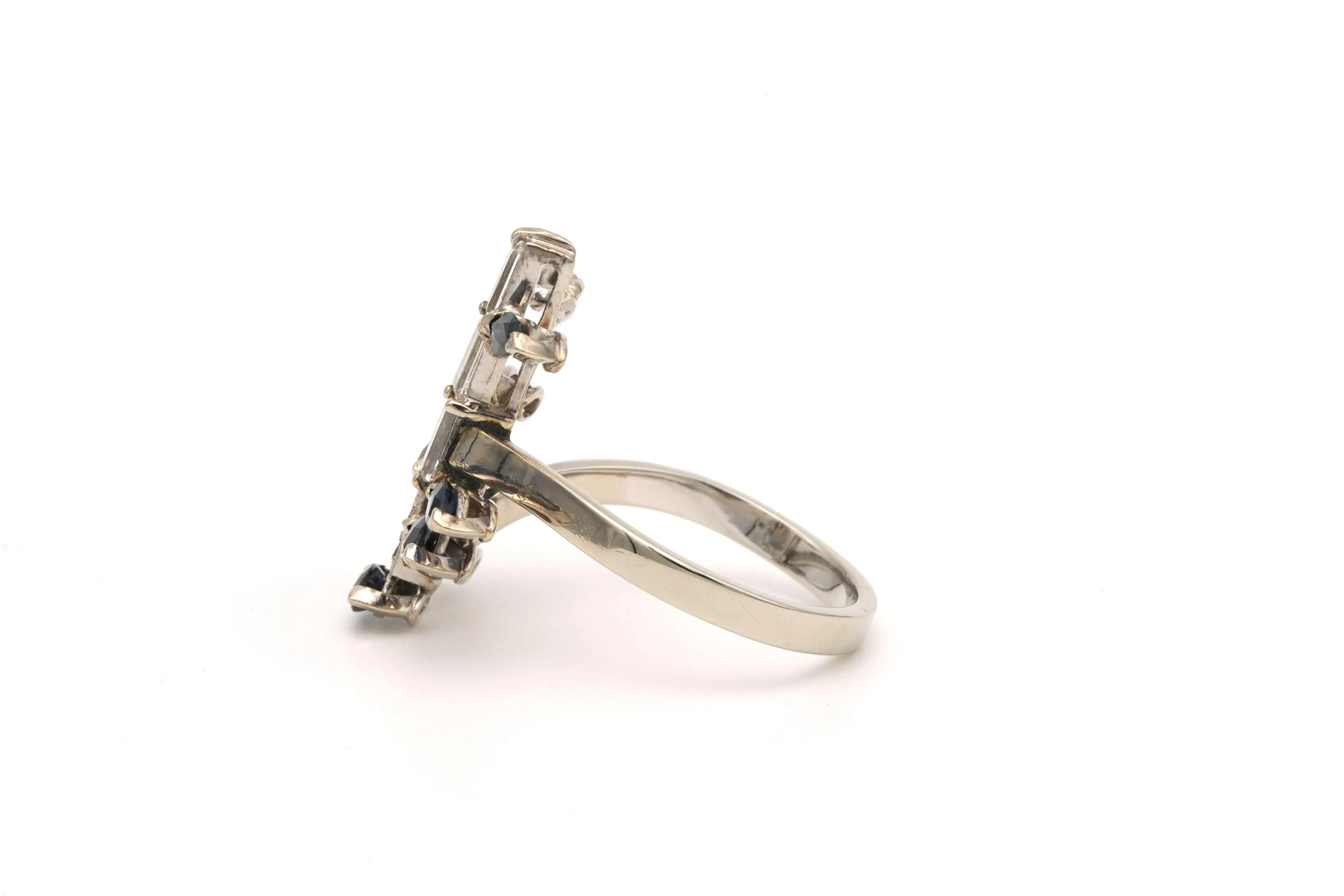 Bague Années 70 en or blanc 18 carats sertie de saphirs, de diamants "taille" baguette et "taille" brillant (+-0.084ct) sold by 58 Facettes product image thumbnail 3