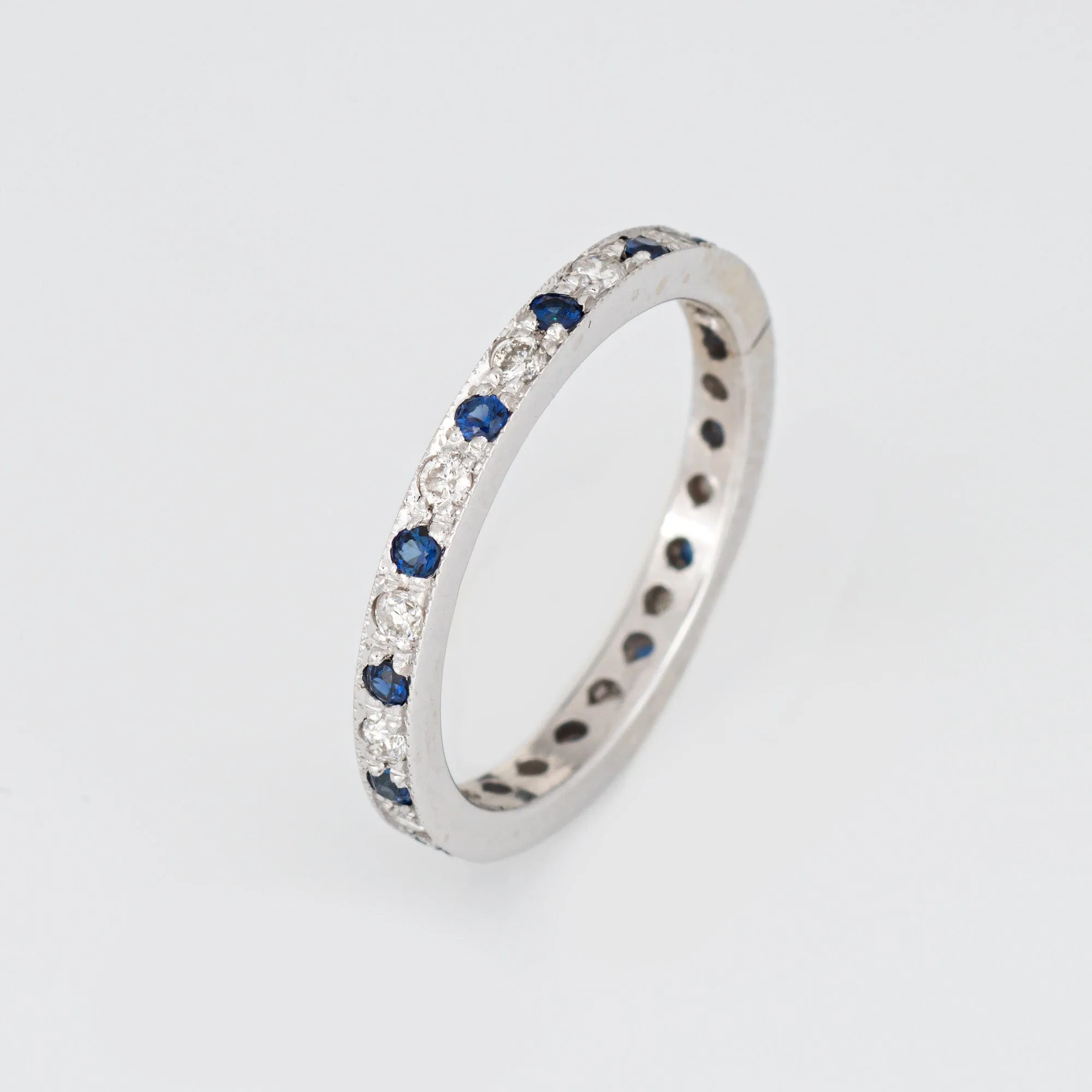 Bague d’éternité en or blanc 14 carats, diamants et saphirs sold by 58 Facettes product image thumbnail 3