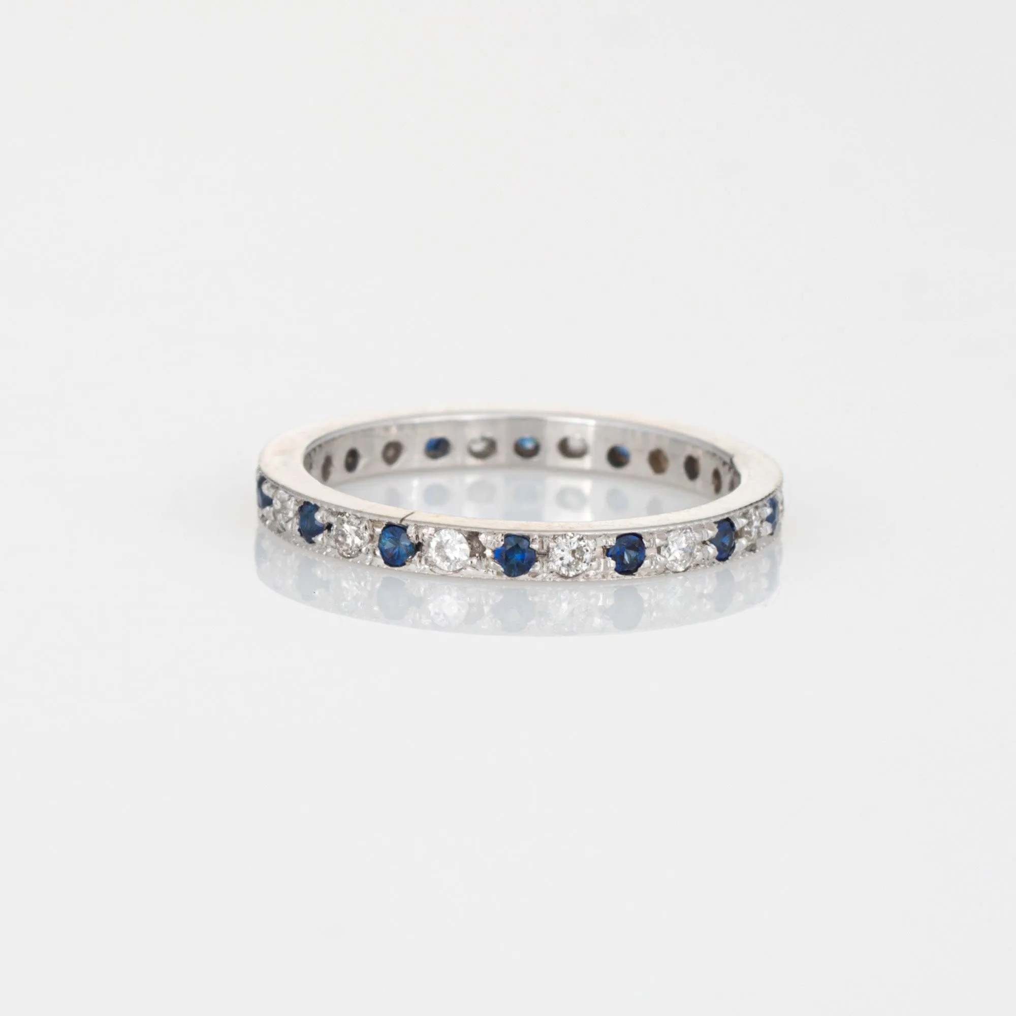Bague d’éternité en or blanc 14 carats, diamants et saphirs sold by 58 Facettes product image thumbnail 4
