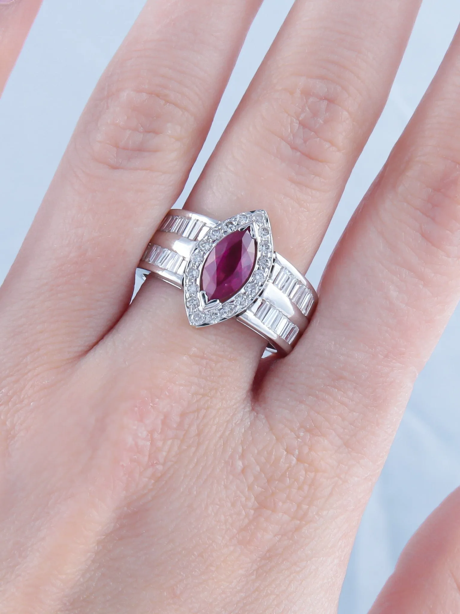Bague marquise rubis et diamants en or blanc 750 sold by 58 Facettes product image thumbnail 2