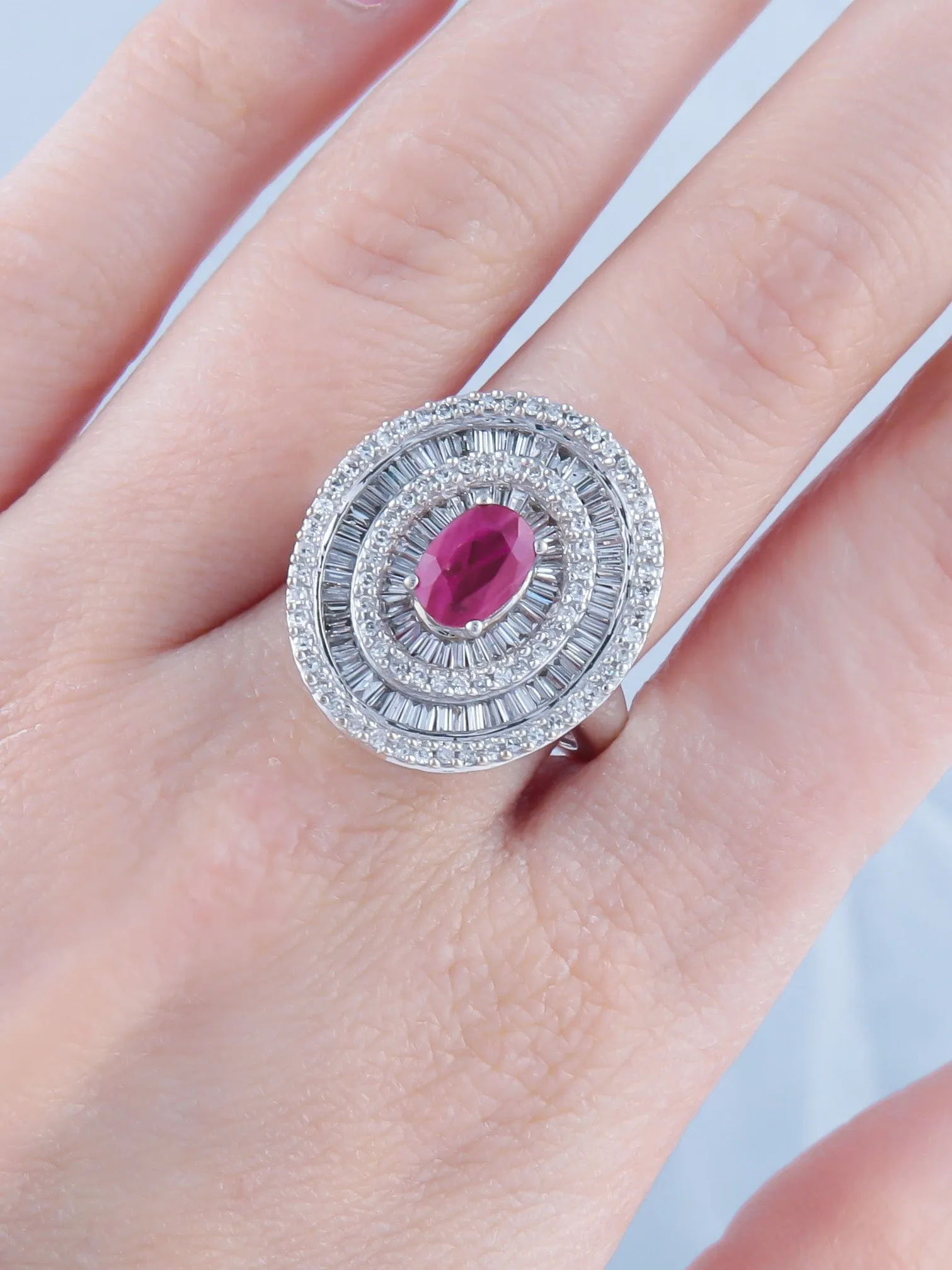 Bague rubis et diamants en or blanc 750 sold by 58 Facettes product image thumbnail 2