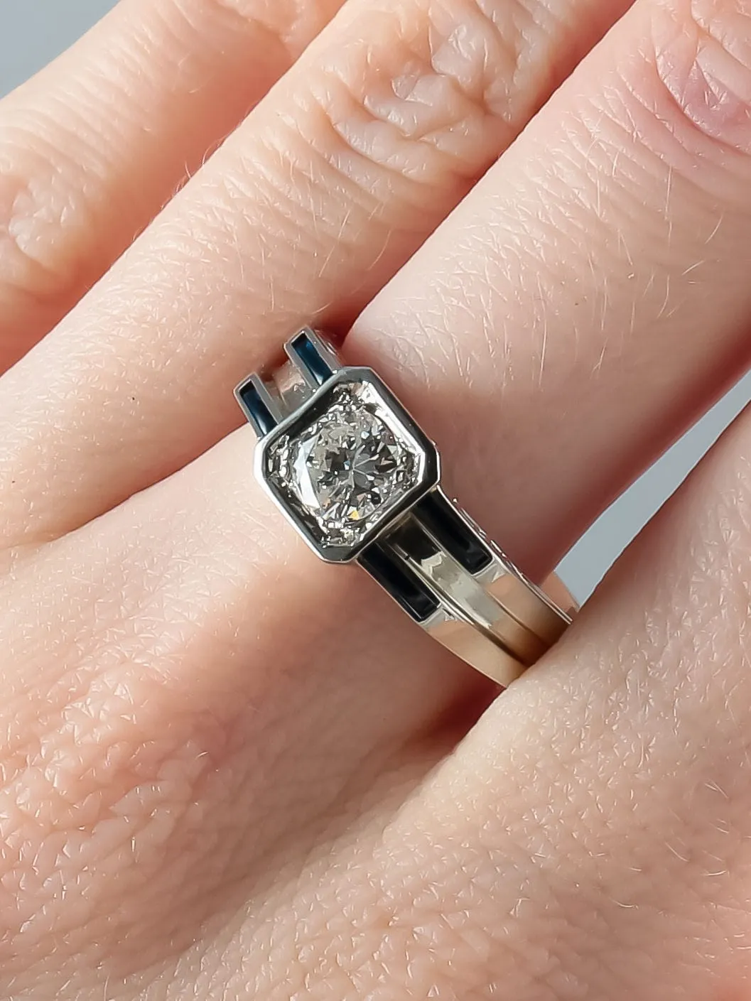 Bague solitaire en or blanc 750 avec diamant et saphirs sold by 58 Facettes product image thumbnail 3