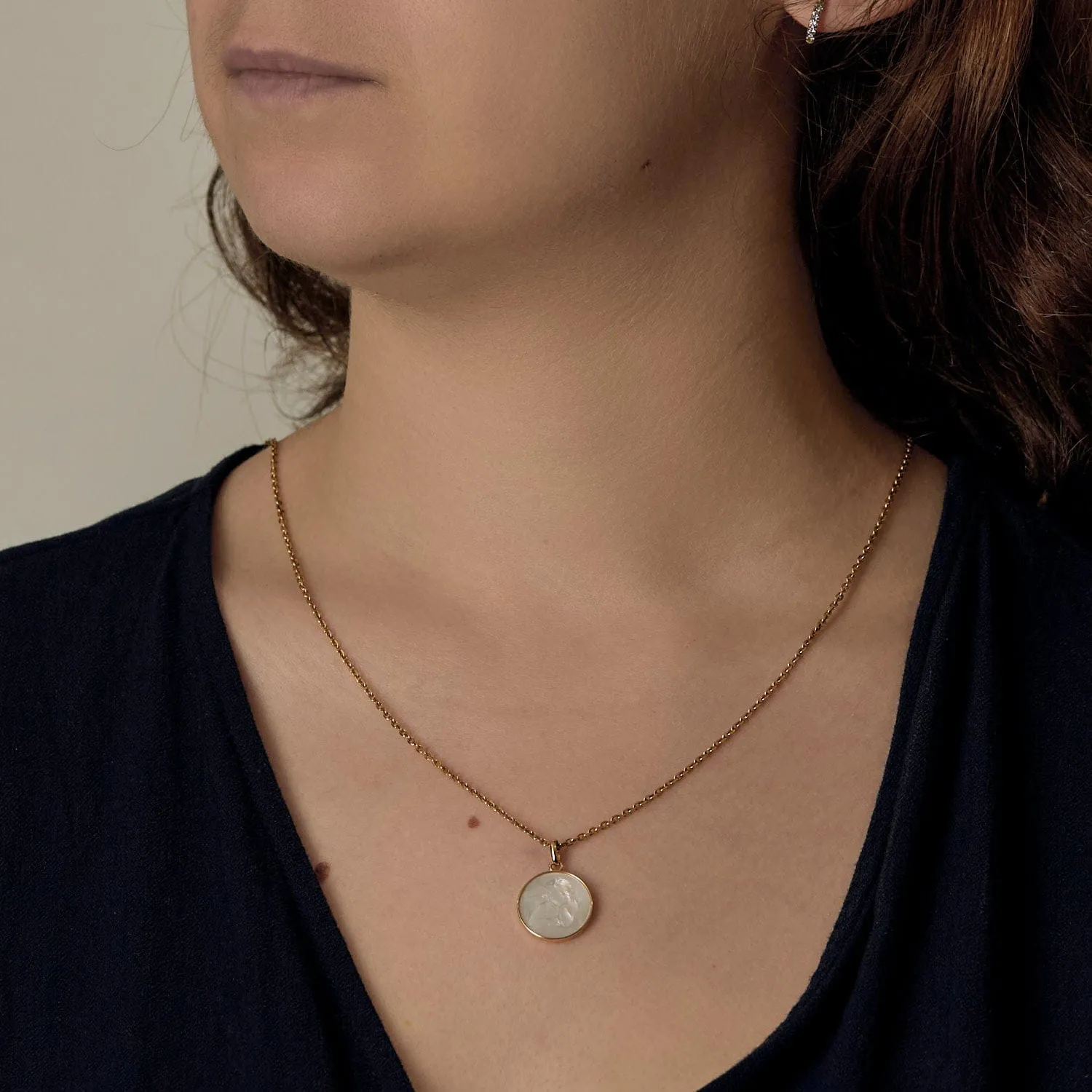 Médaille en nacre et or jaune 18kt ange Raphaël sold by 58 Facettes product image thumbnail 2