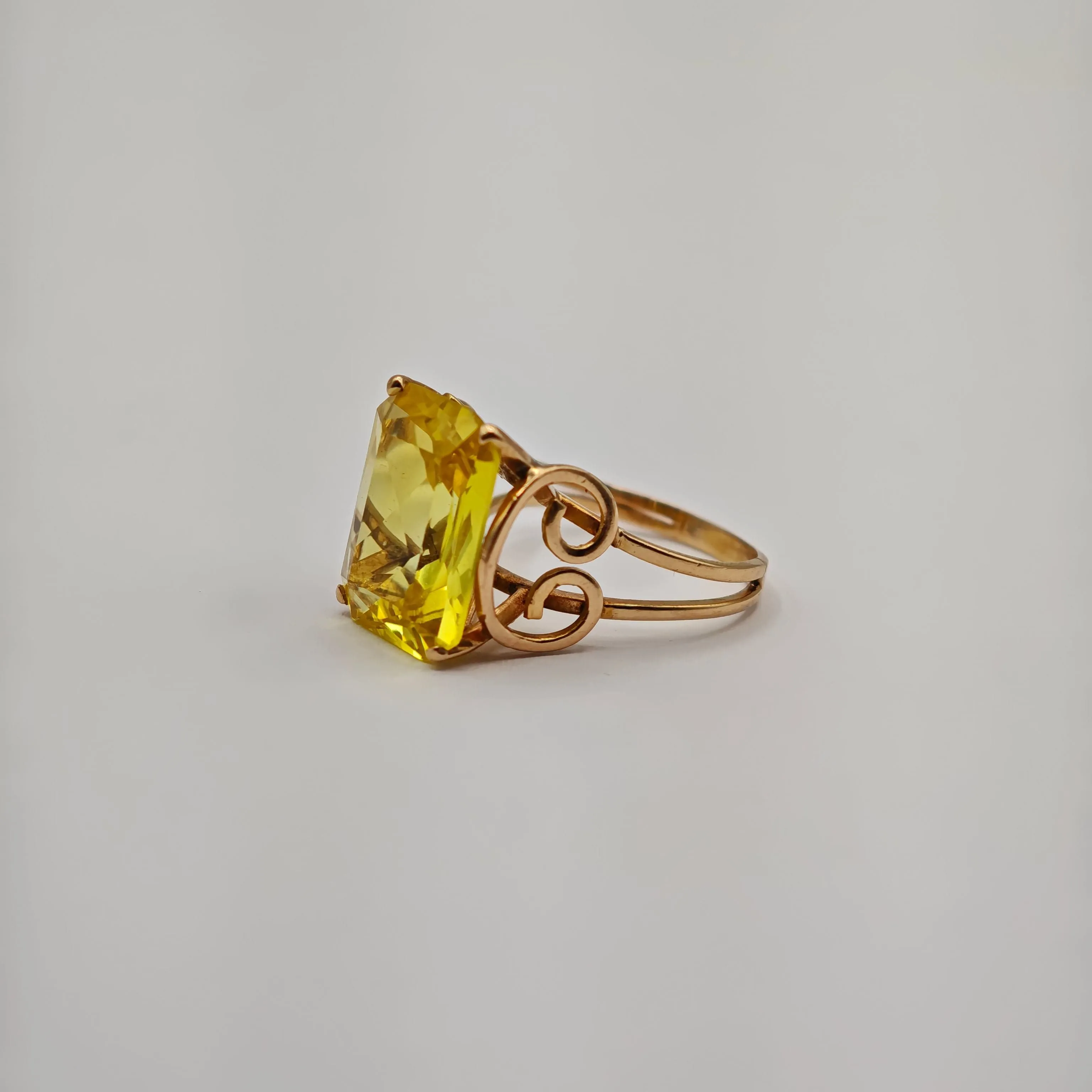 Bague en or jaune et saphir jaune sold by 58 Facettes product image thumbnail 4