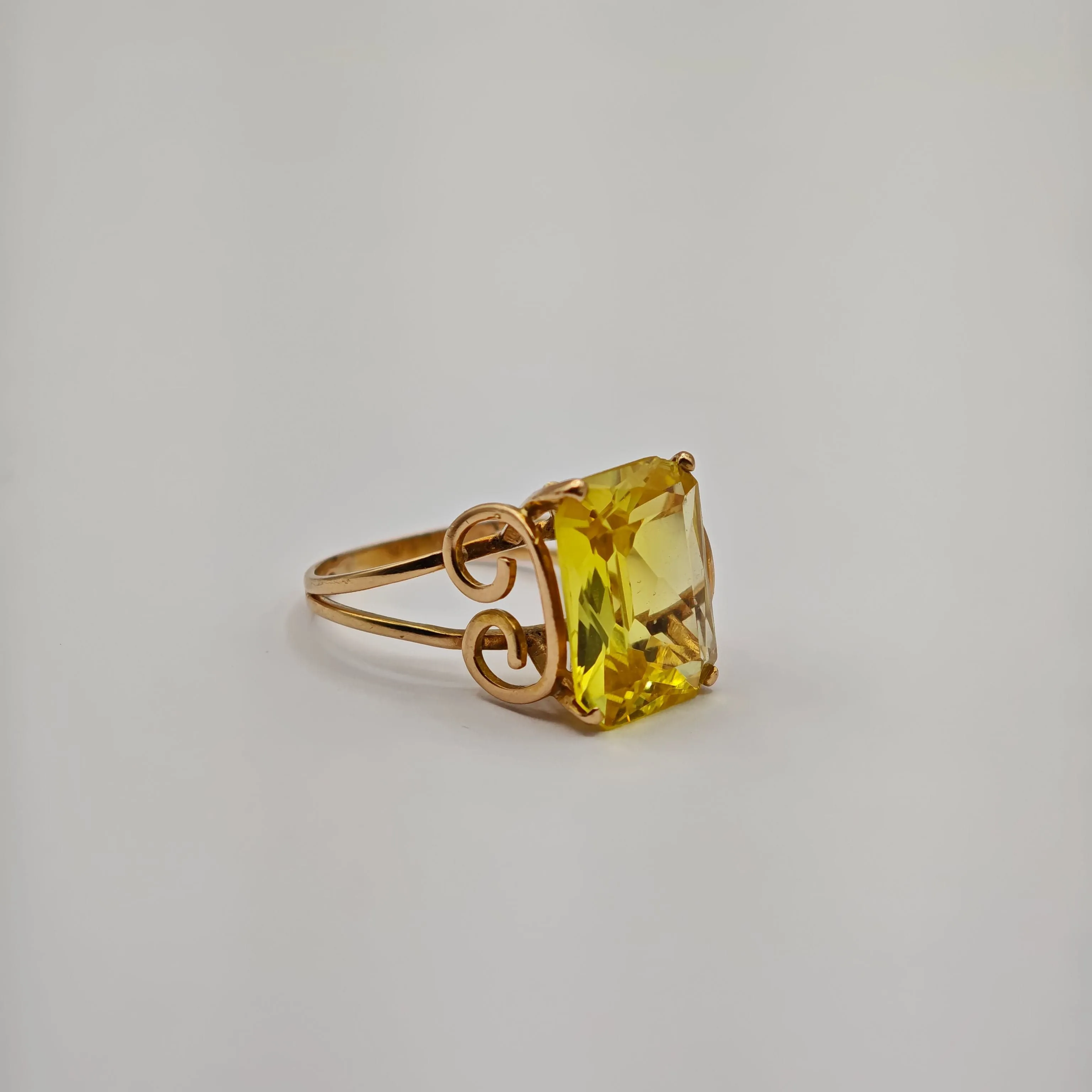 Bague en or jaune et saphir jaune sold by 58 Facettes product image thumbnail 3