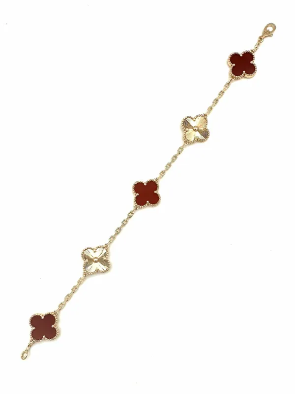 VAN CLEEF & ARPELS. Collection "Alhambra vintage", bracelet or rose et cornaline sold by 58 Facettes