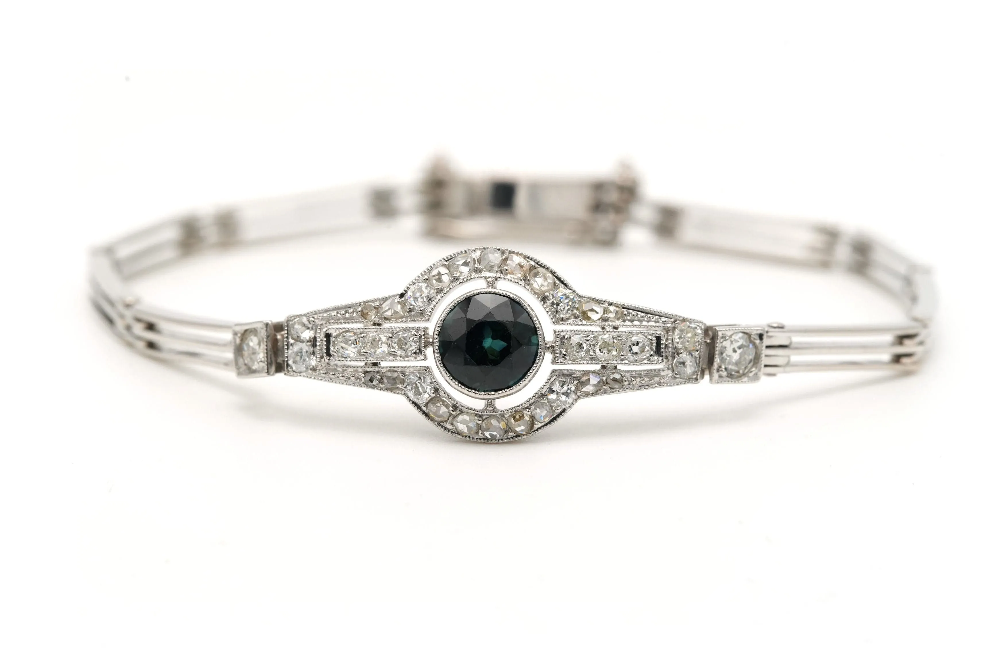 Bracelet Art Déco serti d'un saphir et de diamants taille rose en or blanc sold by 58 Facettes