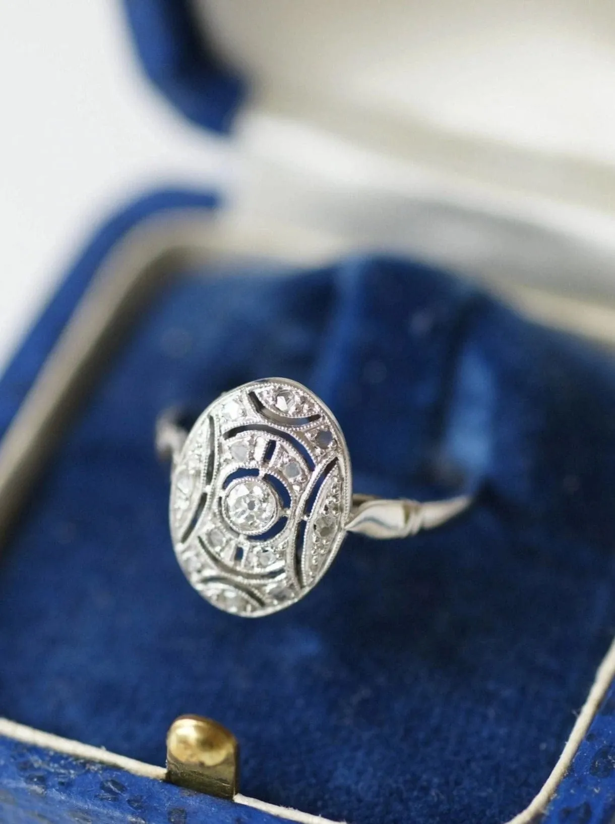 Bague Art Déco ovale diamants sold by 58 Facettes product image thumbnail 4