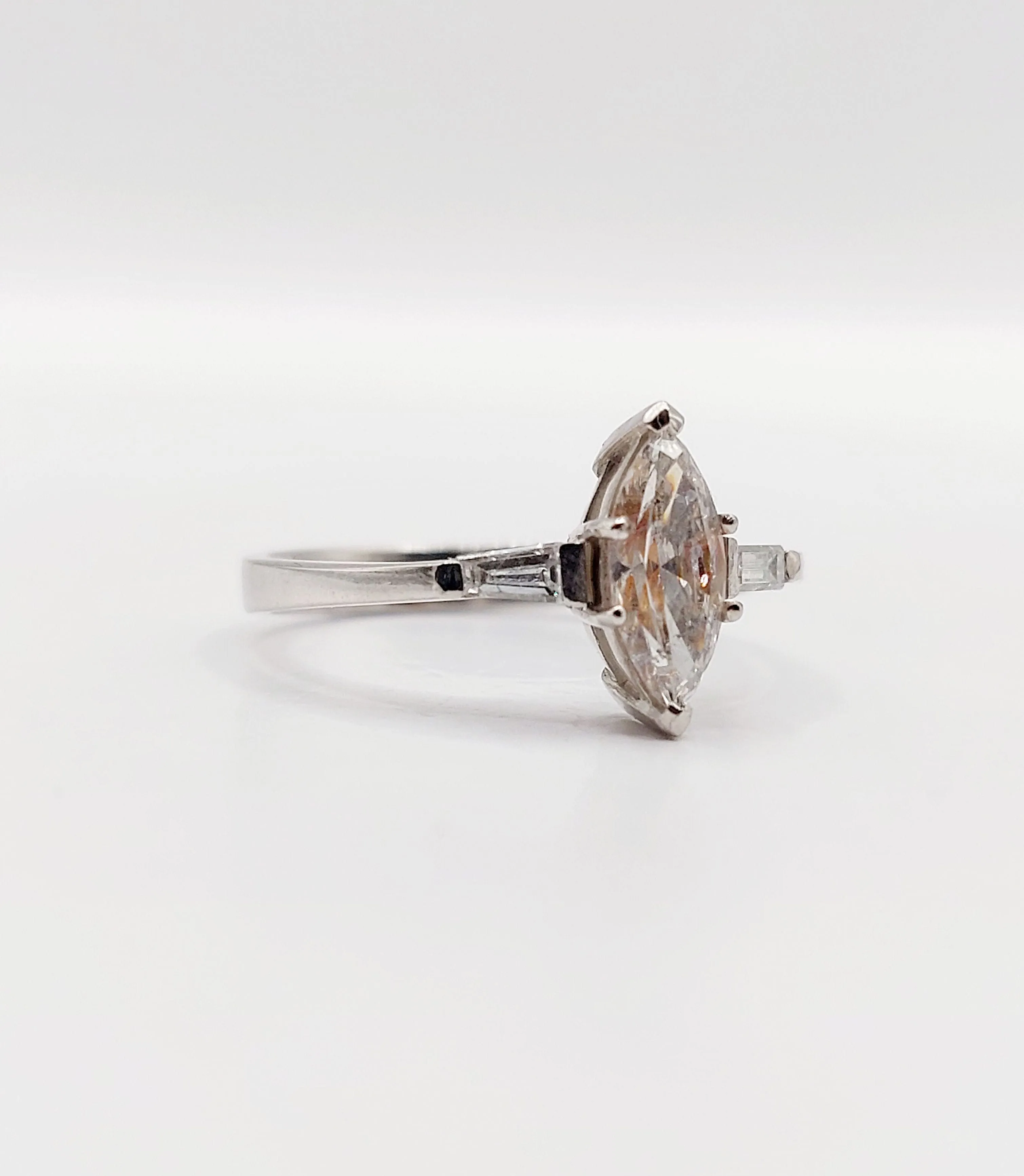 Bague solitaire diamant taille navette et baguettes en or blanc 18k sold by 58 Facettes product image thumbnail 3