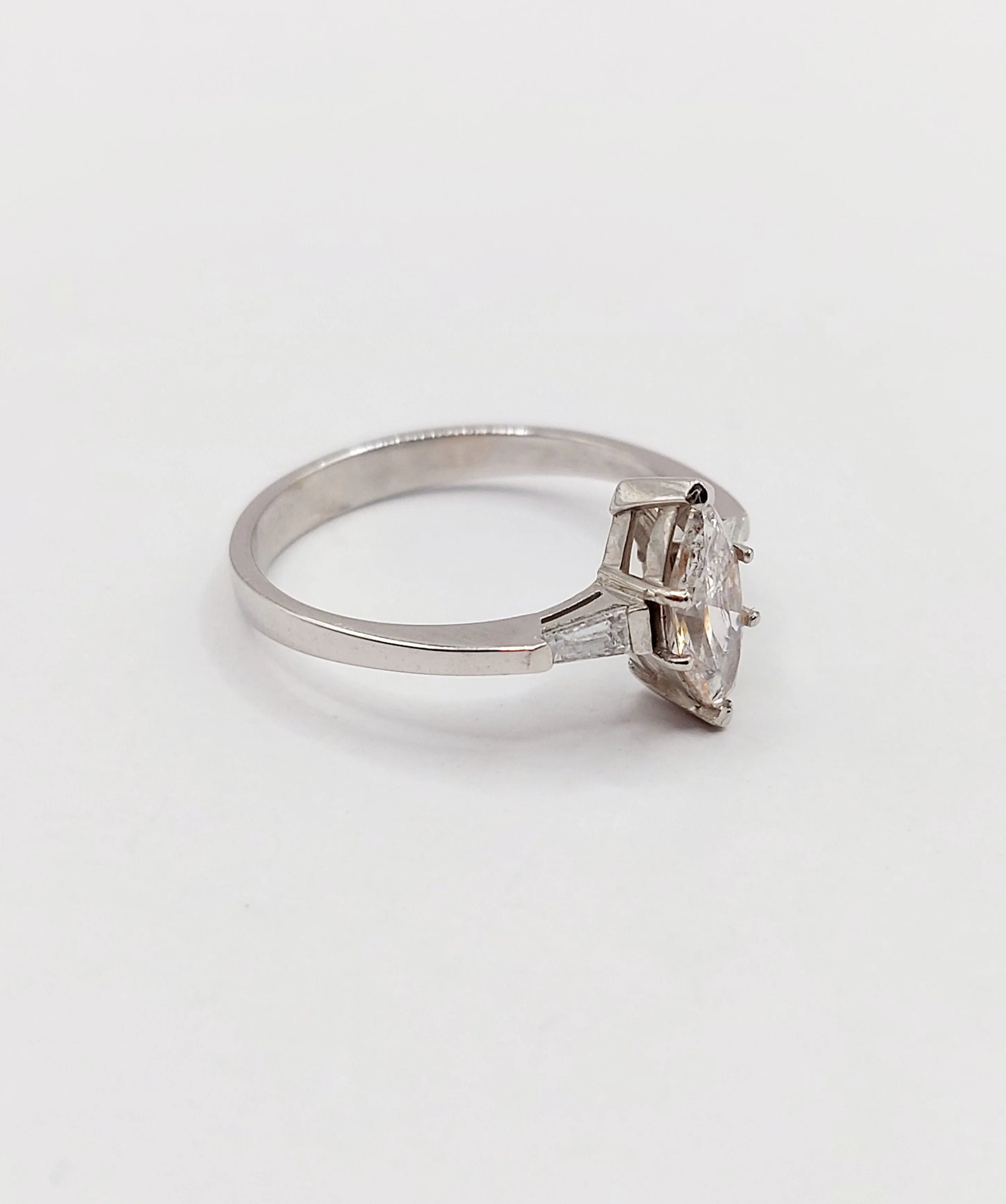 Bague solitaire diamant taille navette et baguettes en or blanc 18k sold by 58 Facettes product image thumbnail 4