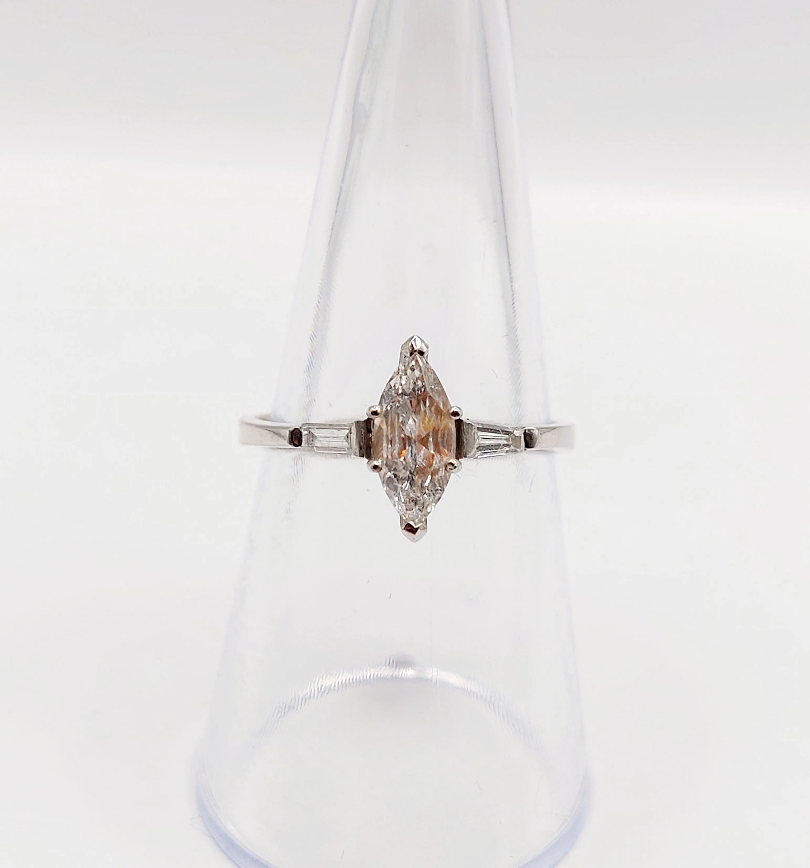 Bague solitaire diamant taille navette et baguettes en or blanc 18k sold by 58 Facettes product image thumbnail 5