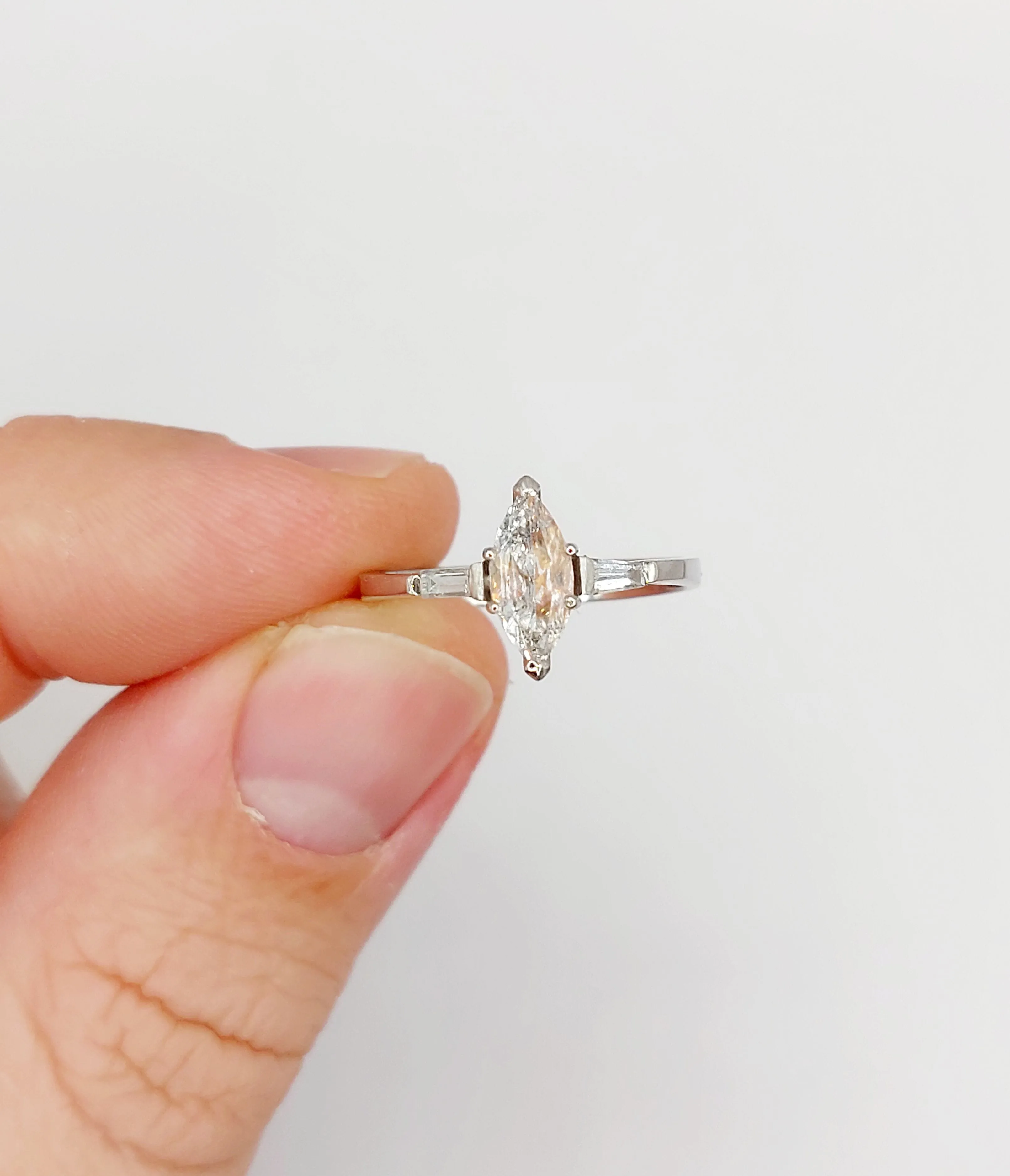 Bague solitaire diamant taille navette et baguettes en or blanc 18k sold by 58 Facettes product image thumbnail 2