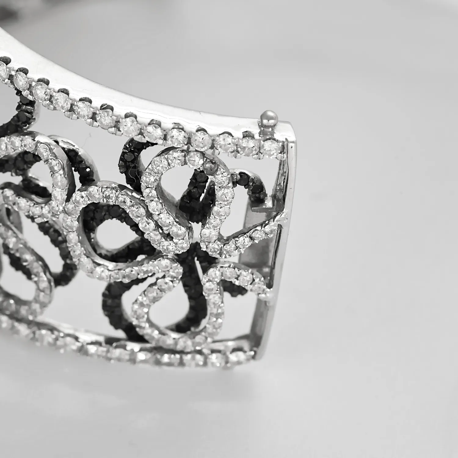 Important Bracelet Camélia en or gris diamants blancs et diamants noirs sold by 58 Facettes product image thumbnail 4