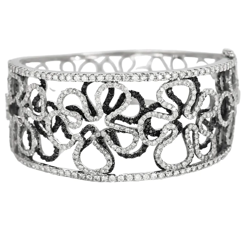 Important Bracelet Camélia en or gris diamants blancs et diamants noirs sold by 58 Facettes