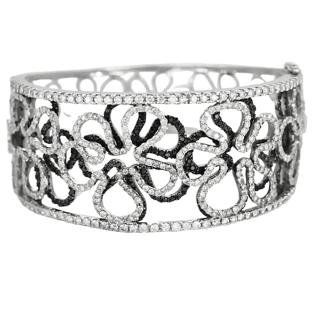 Important Bracelet Camélia en or gris diamants blancs et diamants noirs sold by 58 Facettes