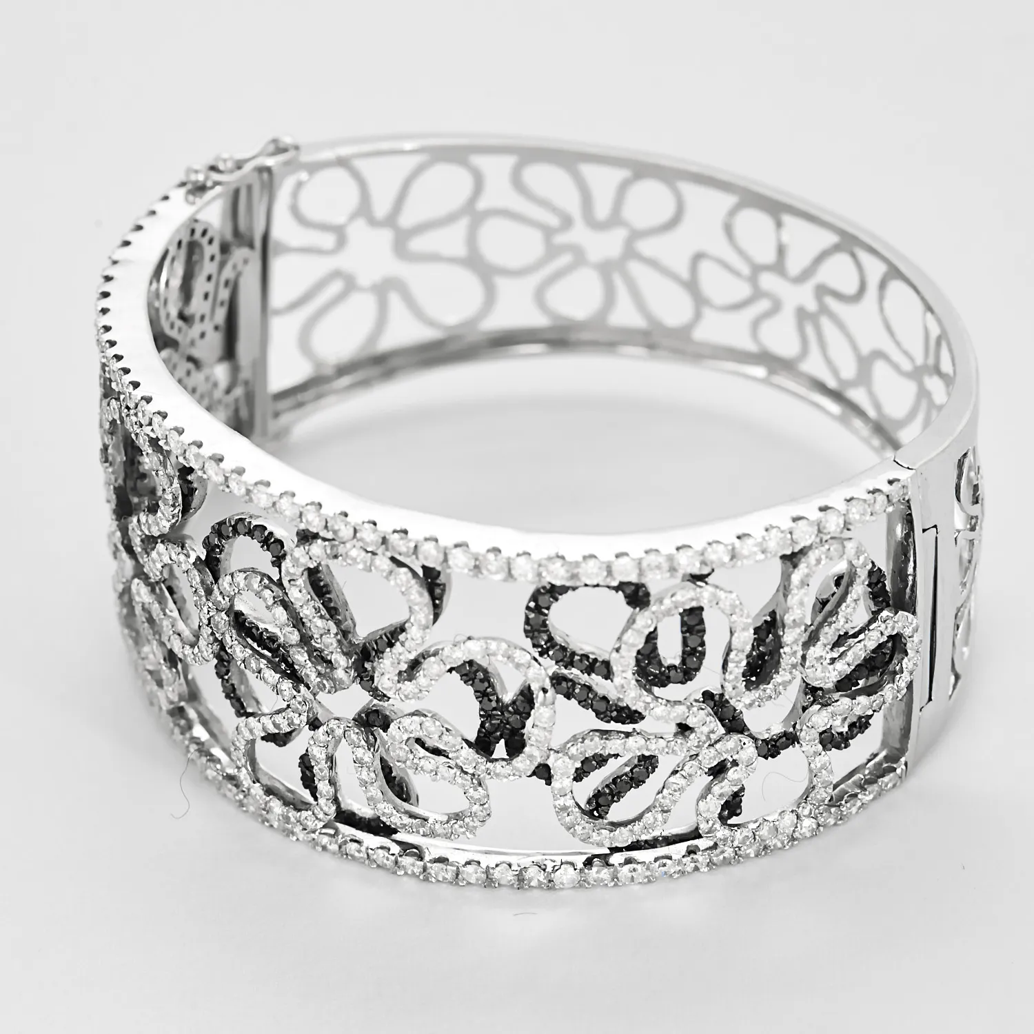 Important Bracelet Camélia en or gris diamants blancs et diamants noirs sold by 58 Facettes product image thumbnail 5