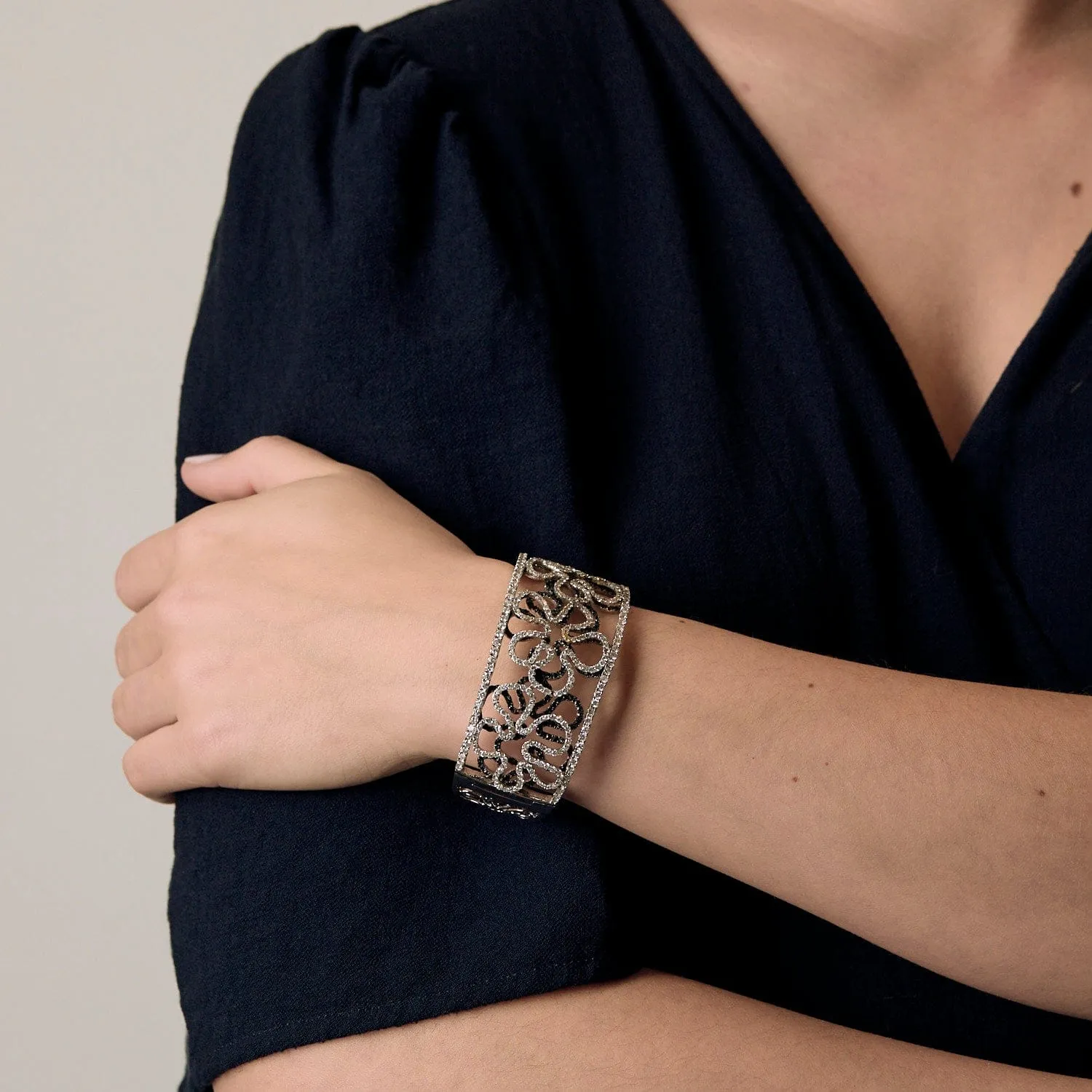 Important Bracelet Camélia en or gris diamants blancs et diamants noirs sold by 58 Facettes product image thumbnail 2