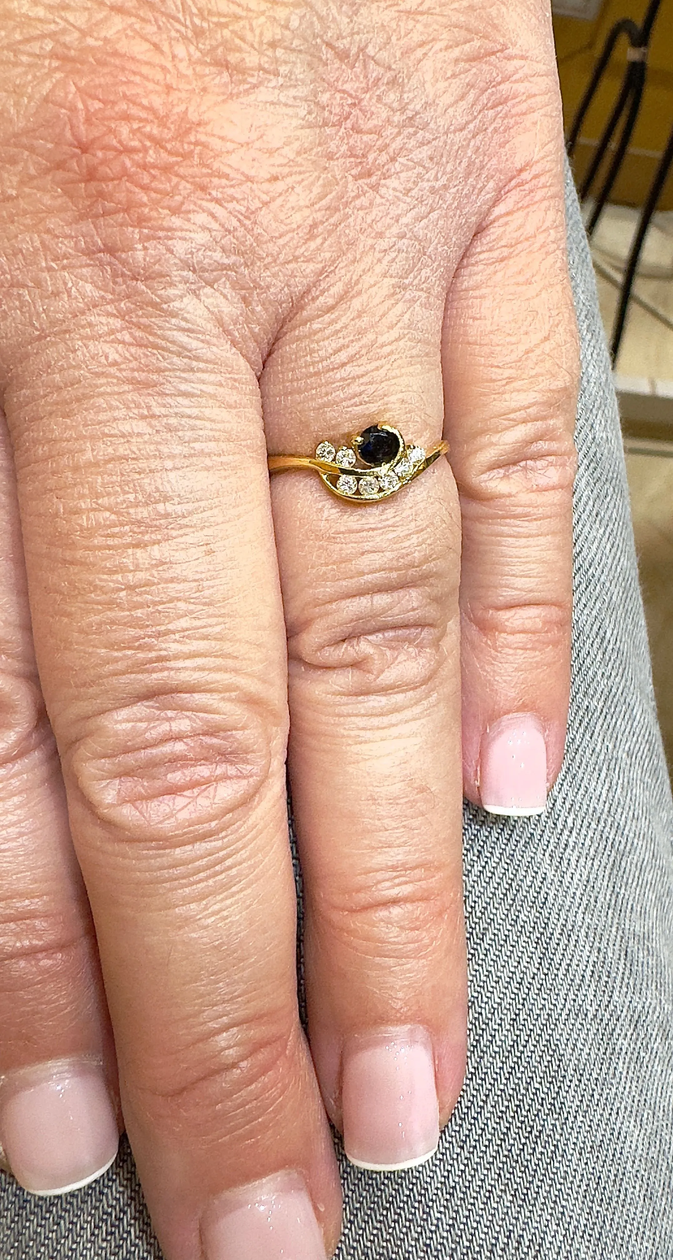 Bague fine en or jaune 18 carats avec diamants et saphir sold by 58 Facettes product image thumbnail 2