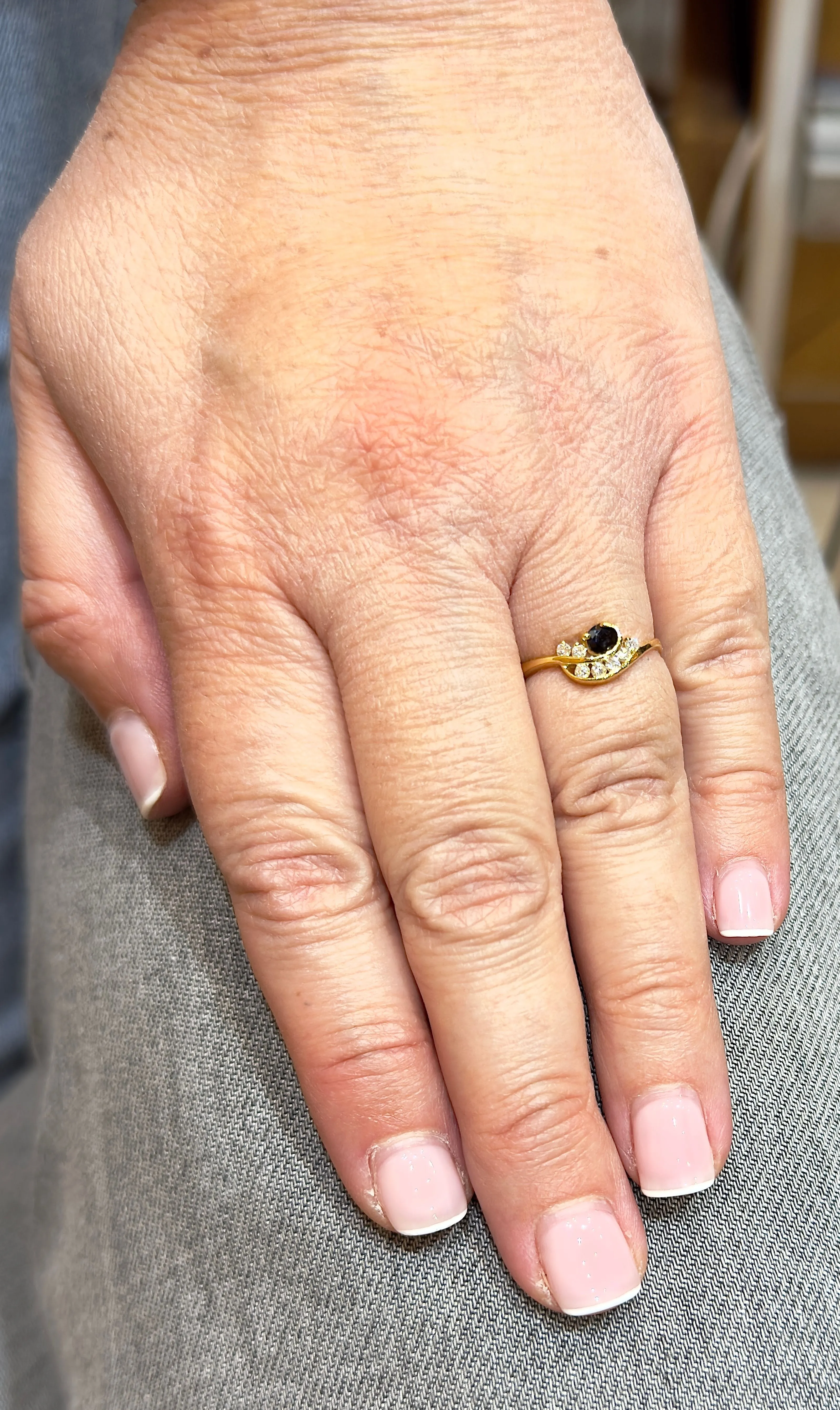 Bague fine en or jaune 18 carats avec diamants et saphir sold by 58 Facettes product image thumbnail 4