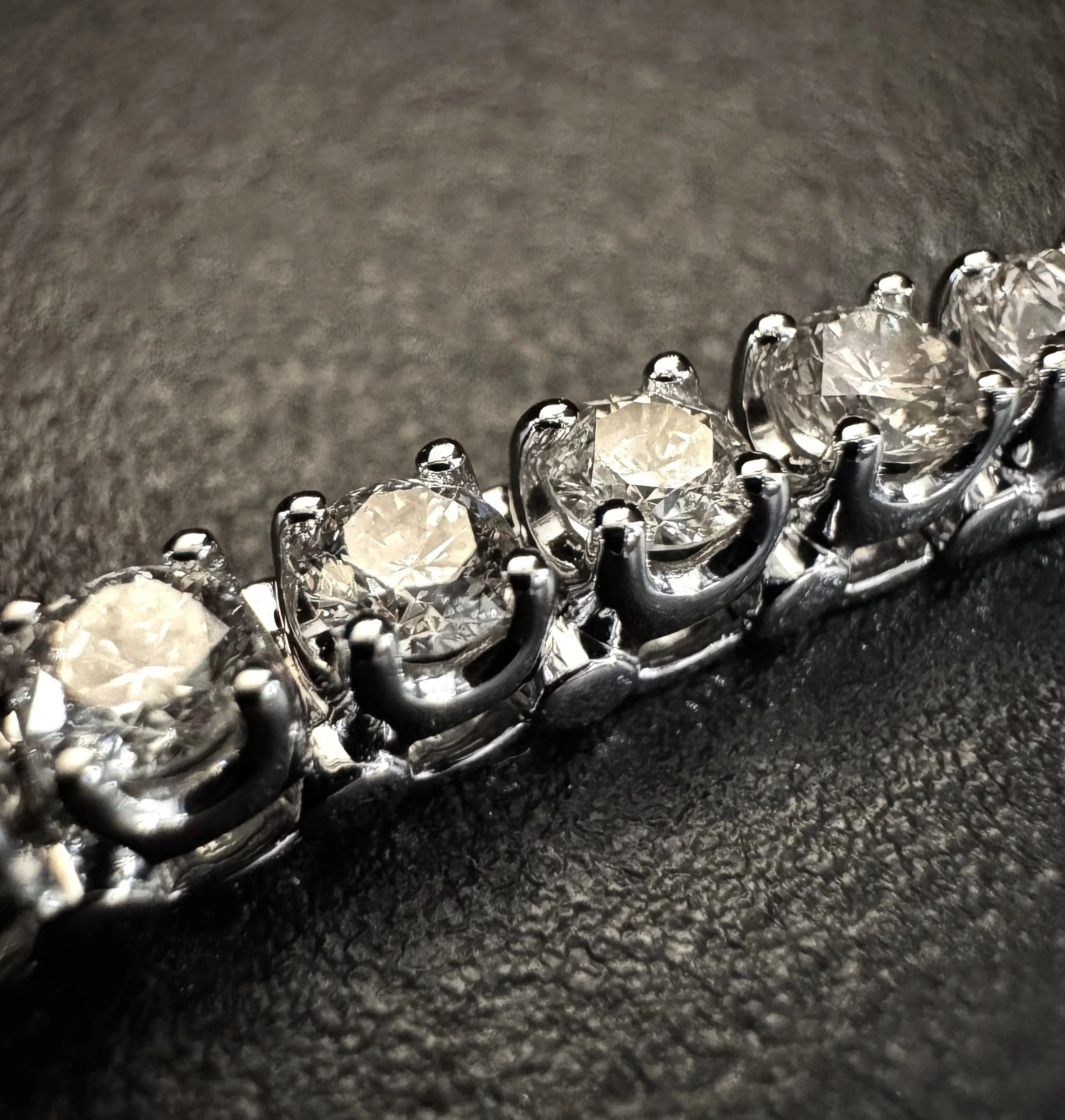 Bracelet de tennis en or blanc avec diamants sold by 58 Facettes product image thumbnail 3