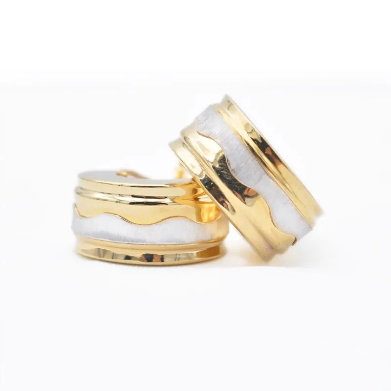 Boucles d’oreilles en or jaune 18 kt et émail blanc made by 58 Facettes