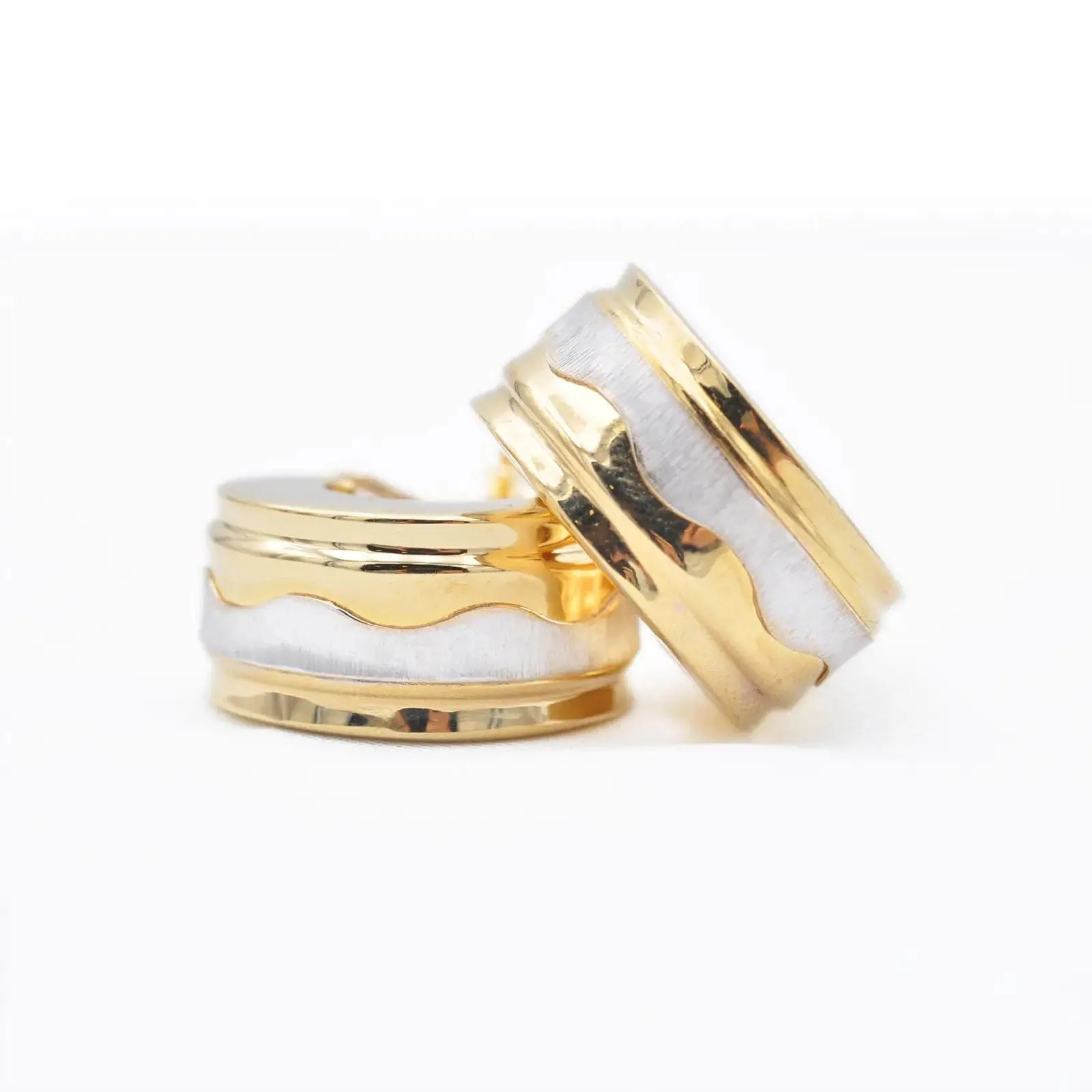 Boucles d’oreilles en or jaune 18 kt et émail blanc sold by 58 Facettes