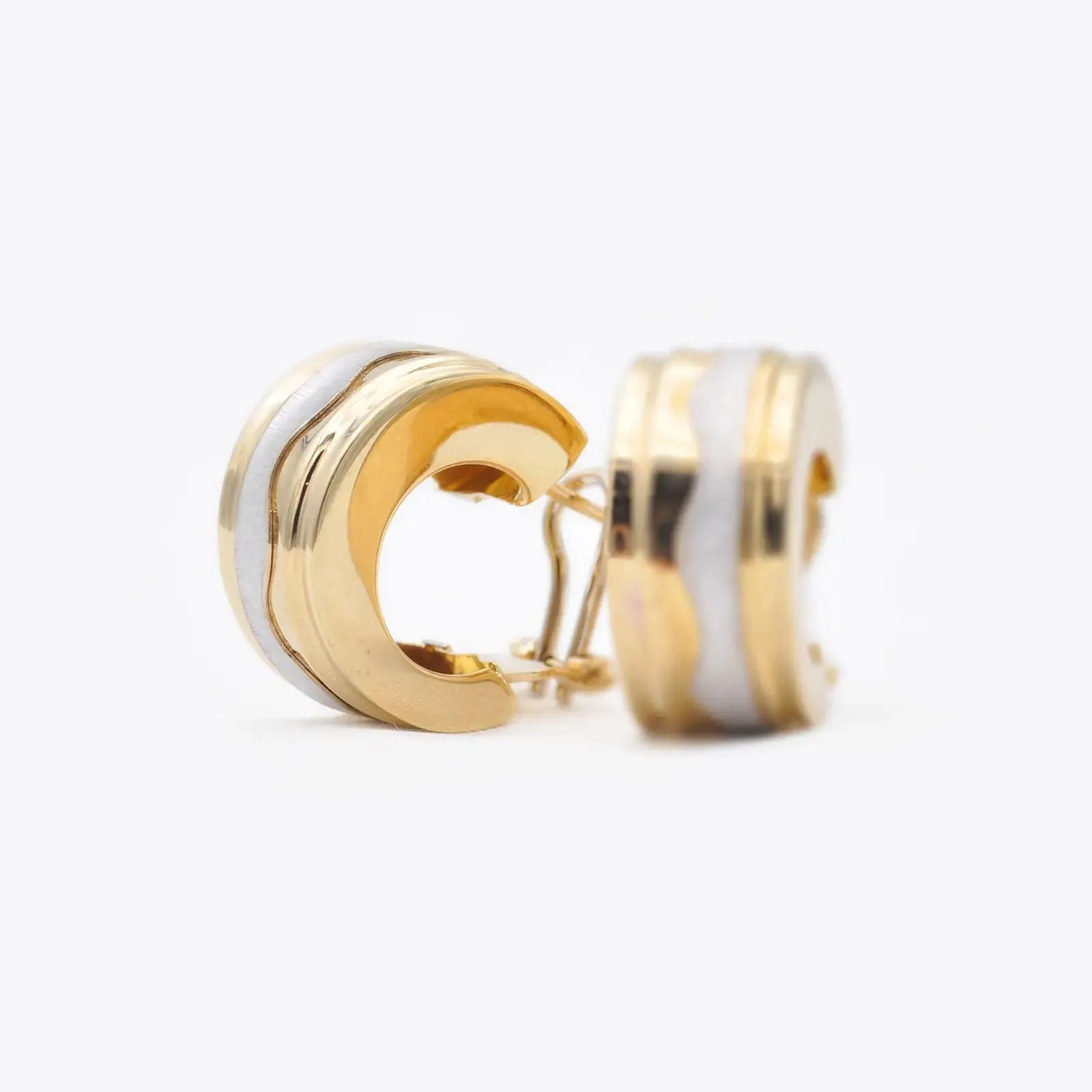 Boucles d’oreilles en or jaune 18 kt et émail blanc sold by 58 Facettes product image thumbnail 3