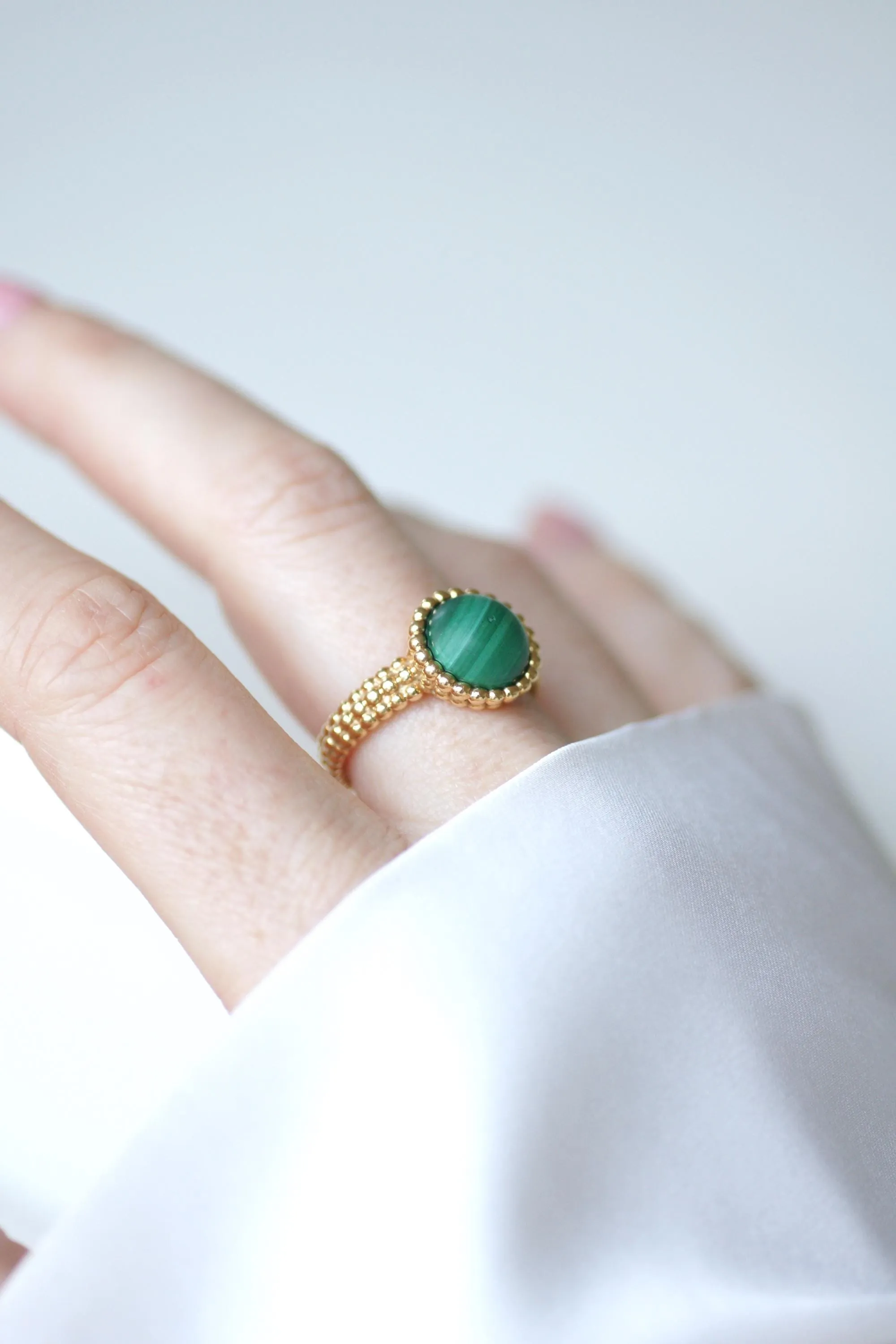 Van Cleef & Arpels - Bague Perlée Couleurs en or jaune et malachite sold by 58 Facettes product image thumbnail 3
