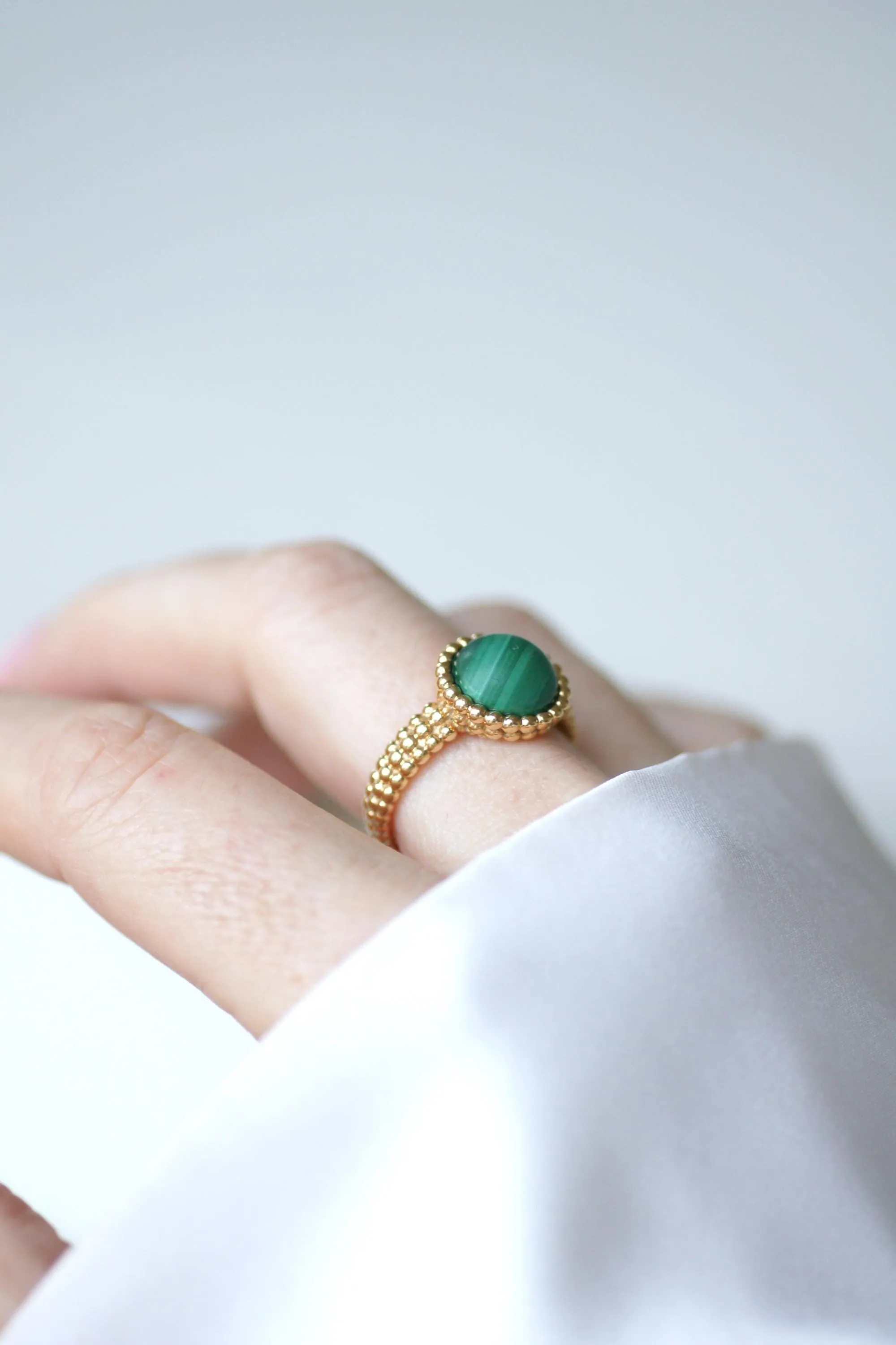 Van Cleef & Arpels - Bague Perlée Couleurs en or jaune et malachite sold by 58 Facettes product image thumbnail 4