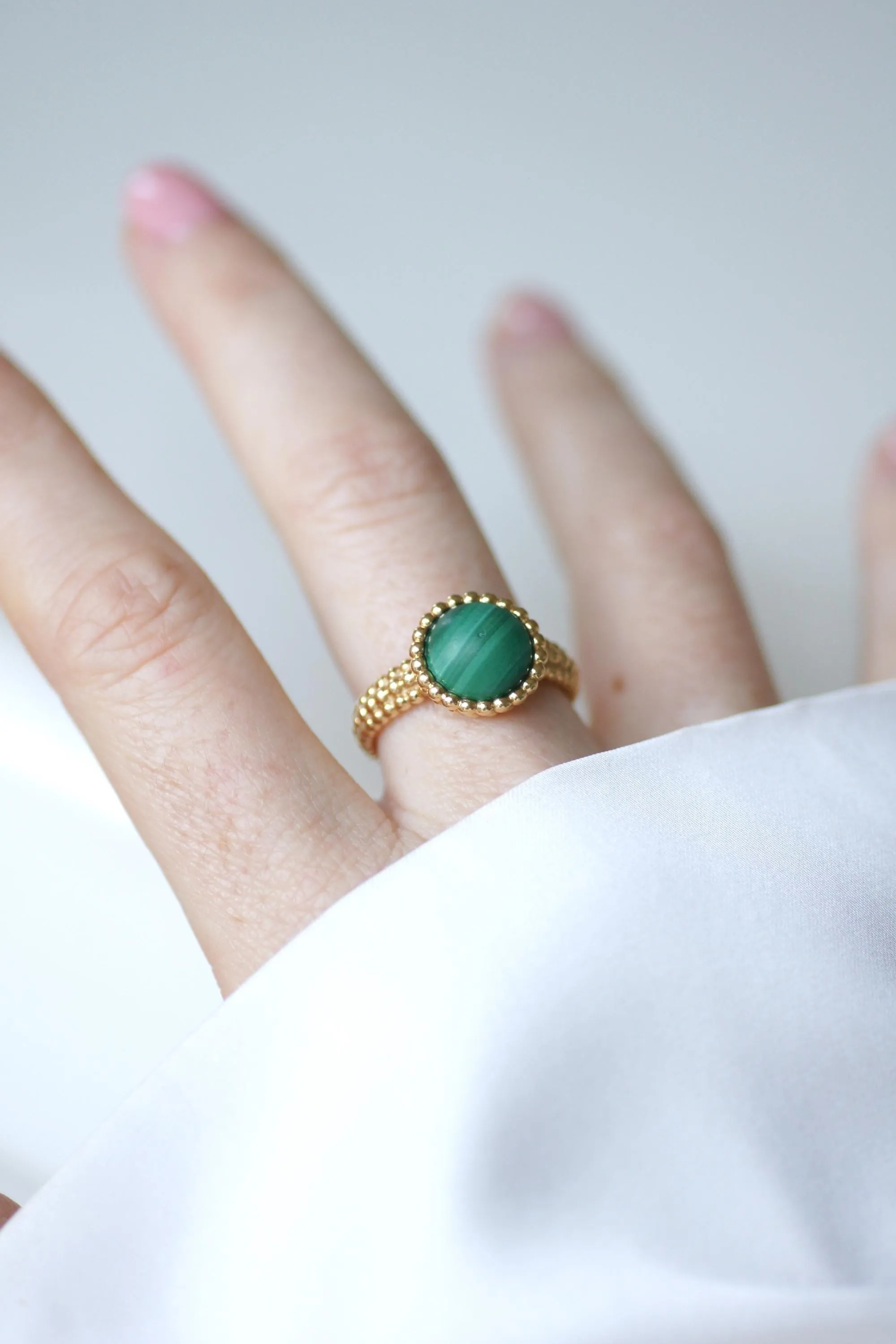 Van Cleef & Arpels - Bague Perlée Couleurs en or jaune et malachite sold by 58 Facettes product image thumbnail 2