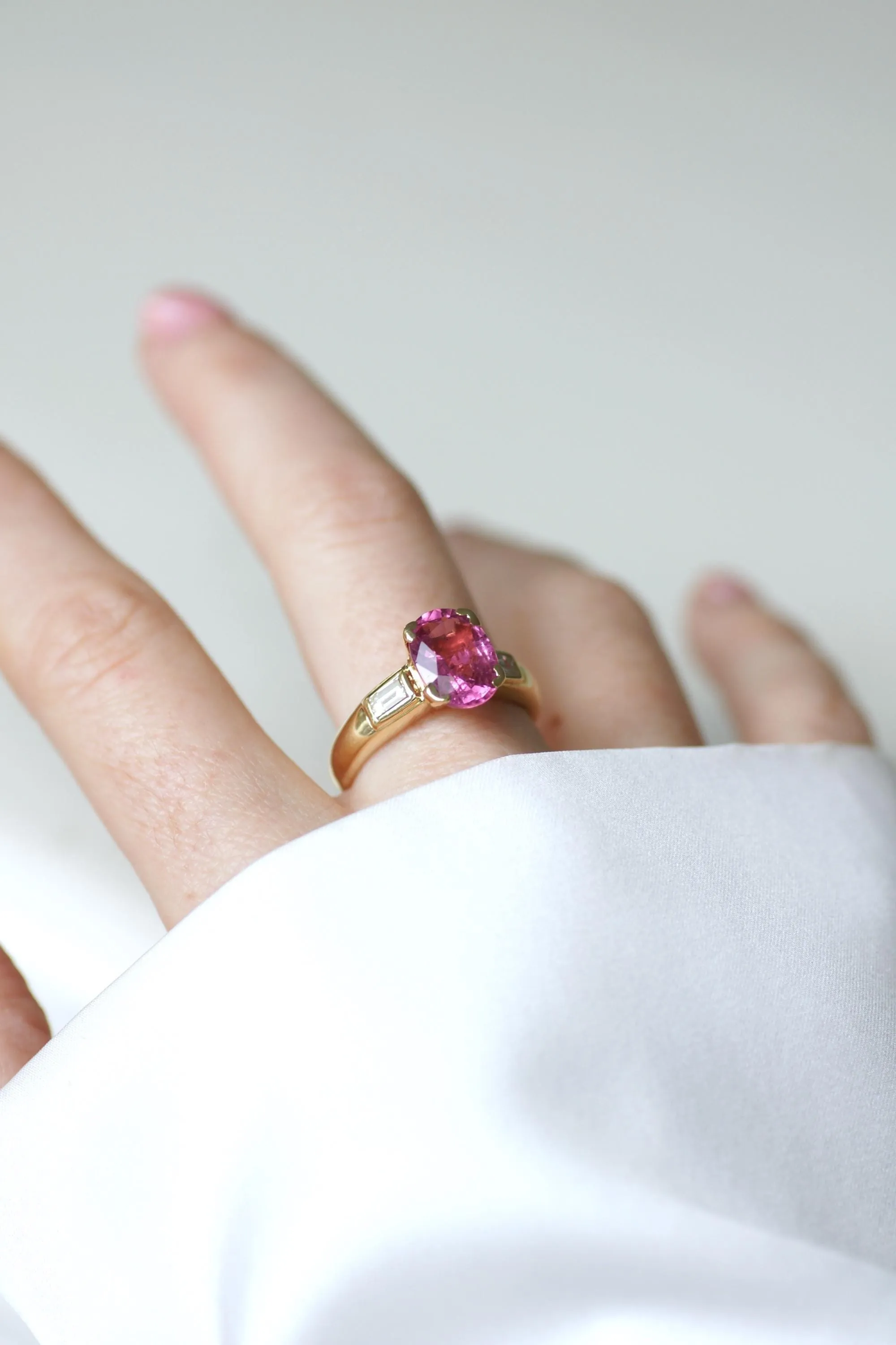 Bague tourmaline rose et diamants baguette en or jaune 18k sold by 58 Facettes product image thumbnail 3