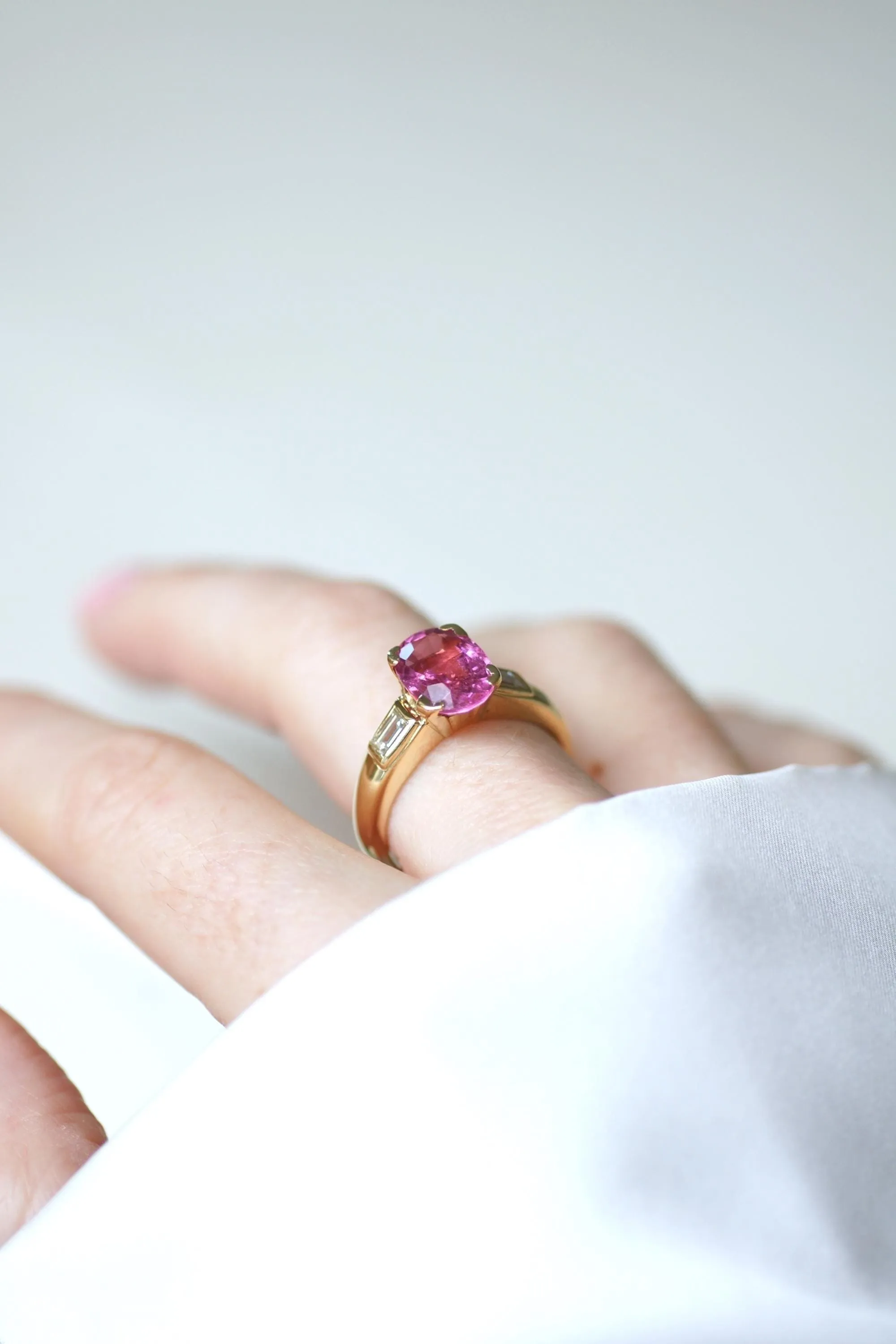 Bague tourmaline rose et diamants baguette en or jaune 18k sold by 58 Facettes product image thumbnail 4