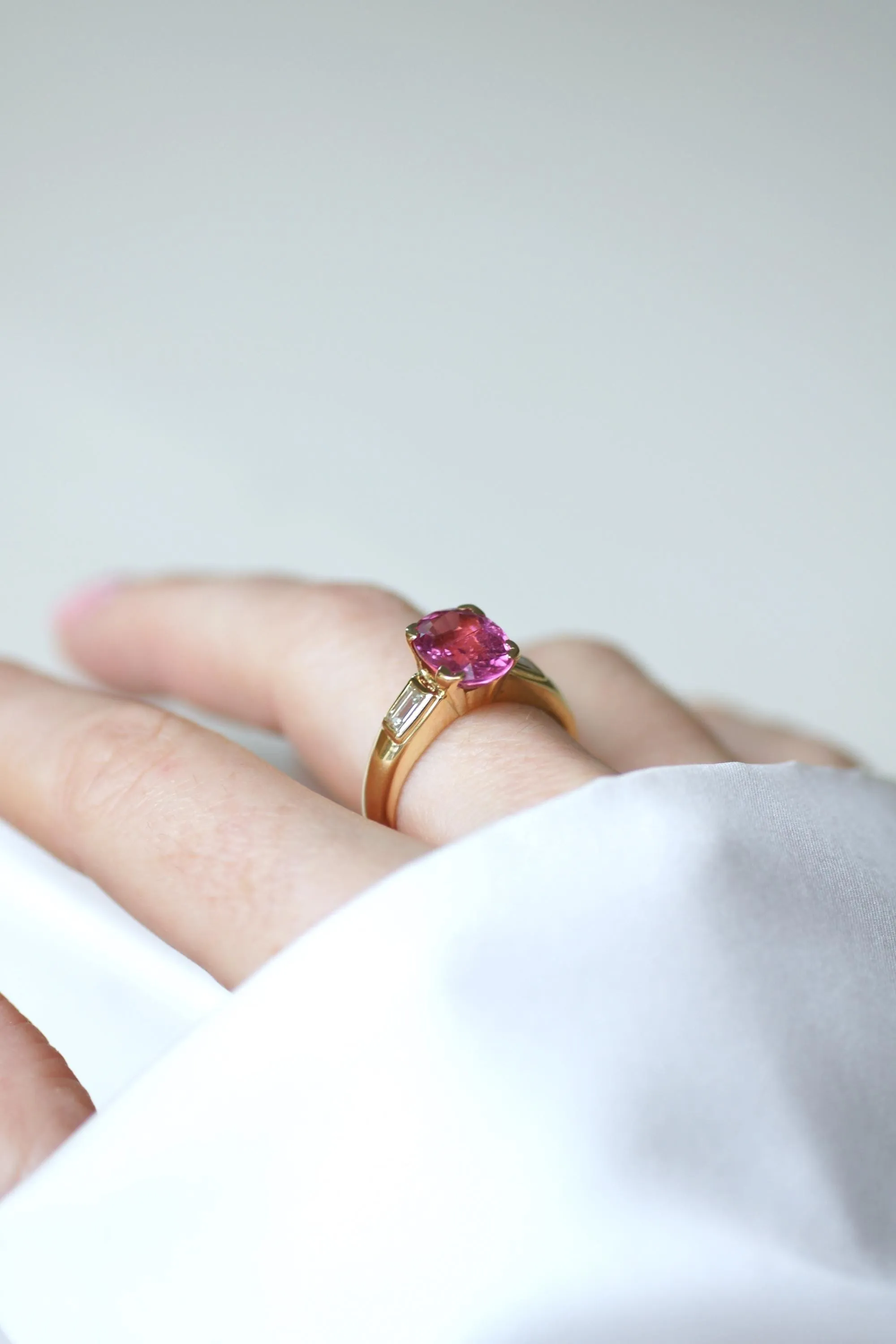 Bague tourmaline rose et diamants baguette en or jaune 18k sold by 58 Facettes product image thumbnail 5
