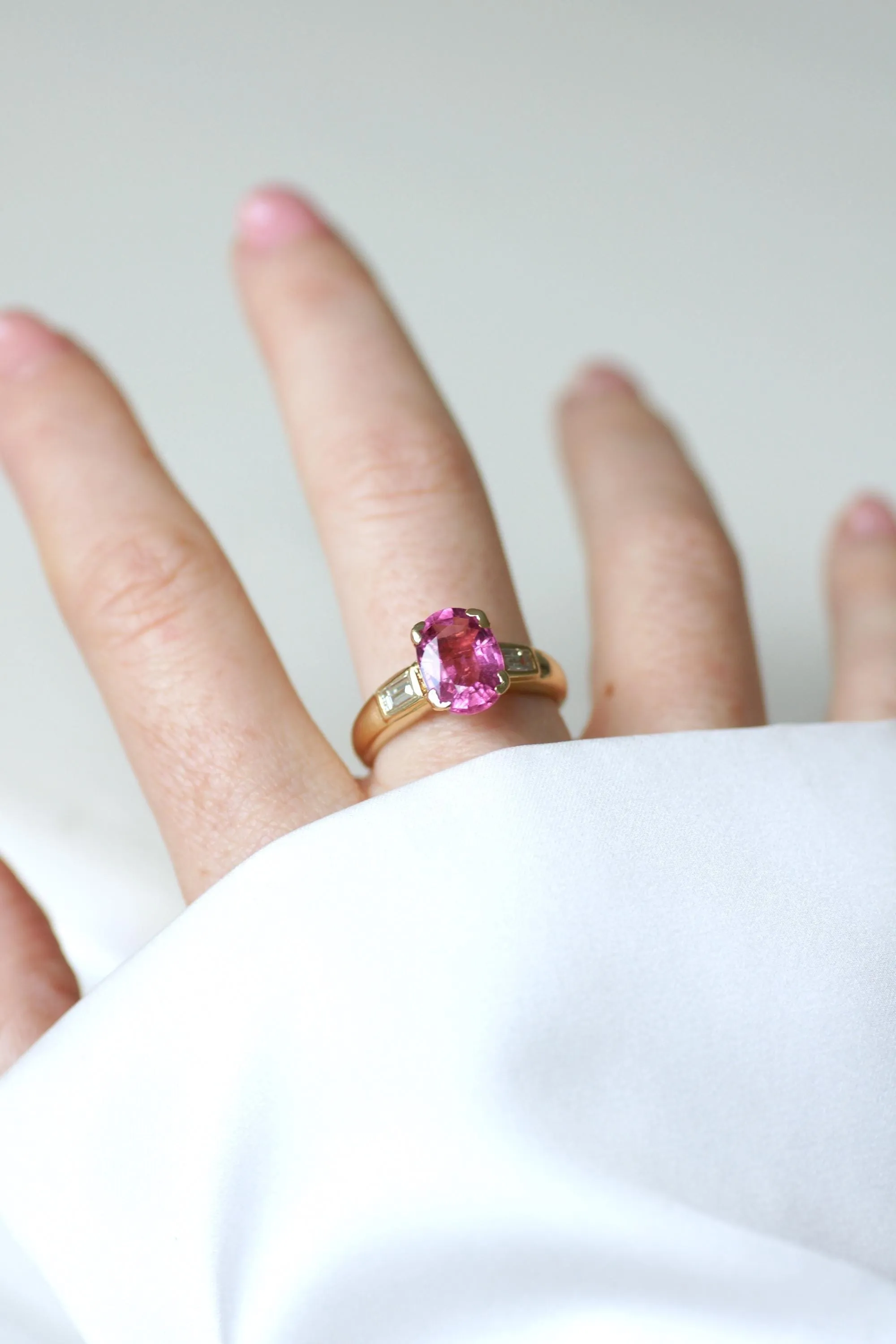 Bague tourmaline rose et diamants baguette en or jaune 18k sold by 58 Facettes product image thumbnail 2