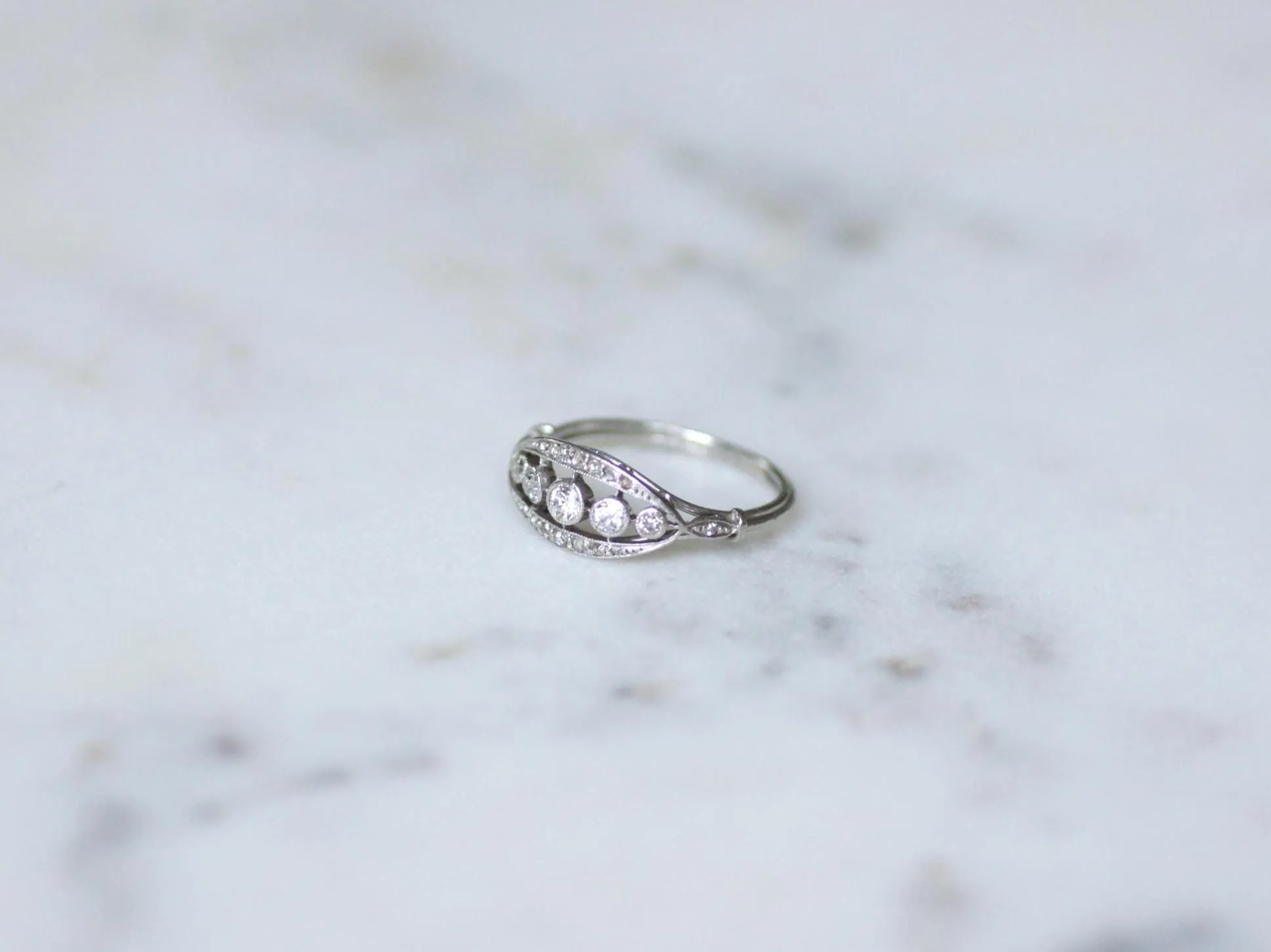Bague bandeau Art Déco en platine et diamants sold by 58 Facettes product image thumbnail 5