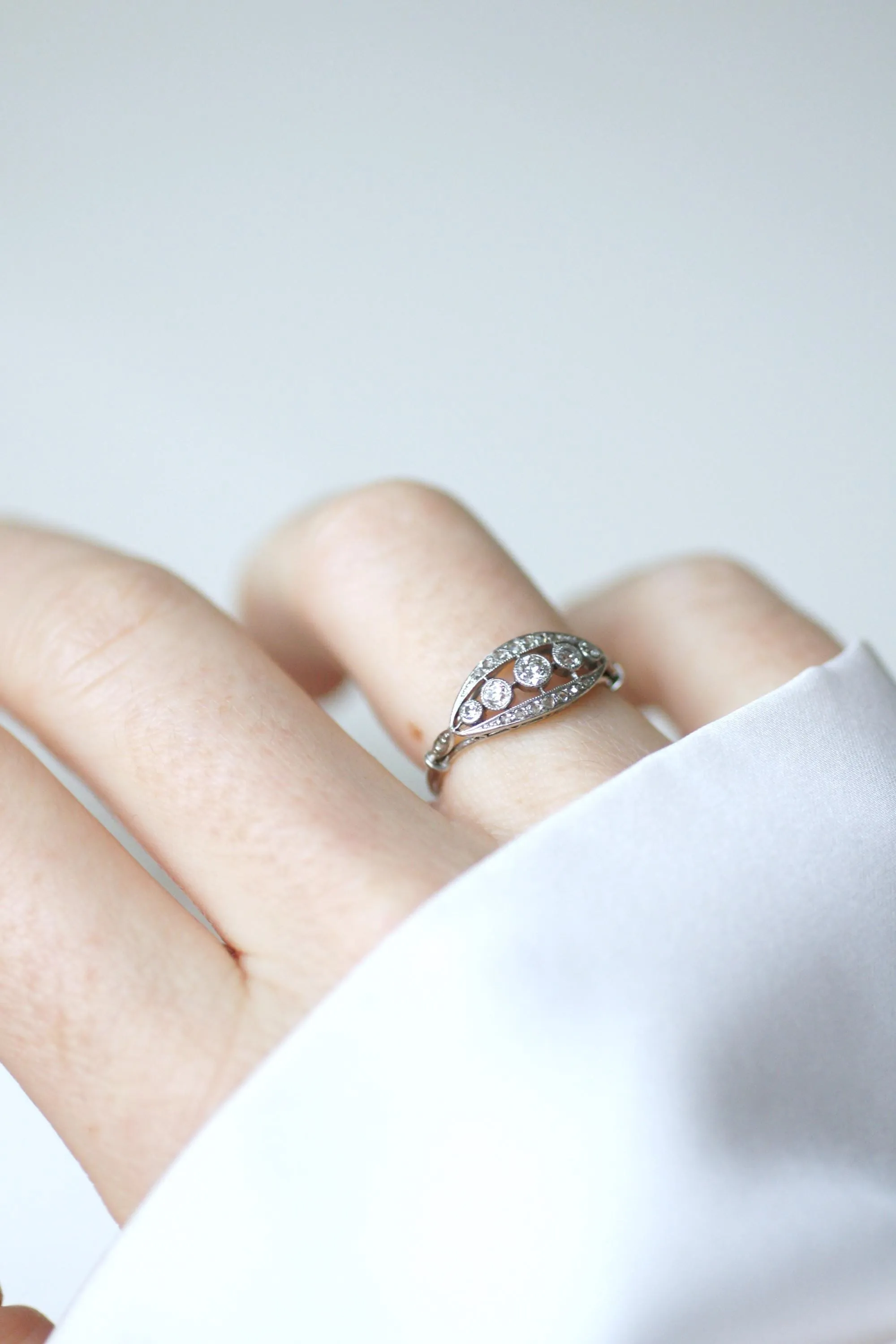 Bague bandeau Art Déco en platine et diamants sold by 58 Facettes product image thumbnail 2