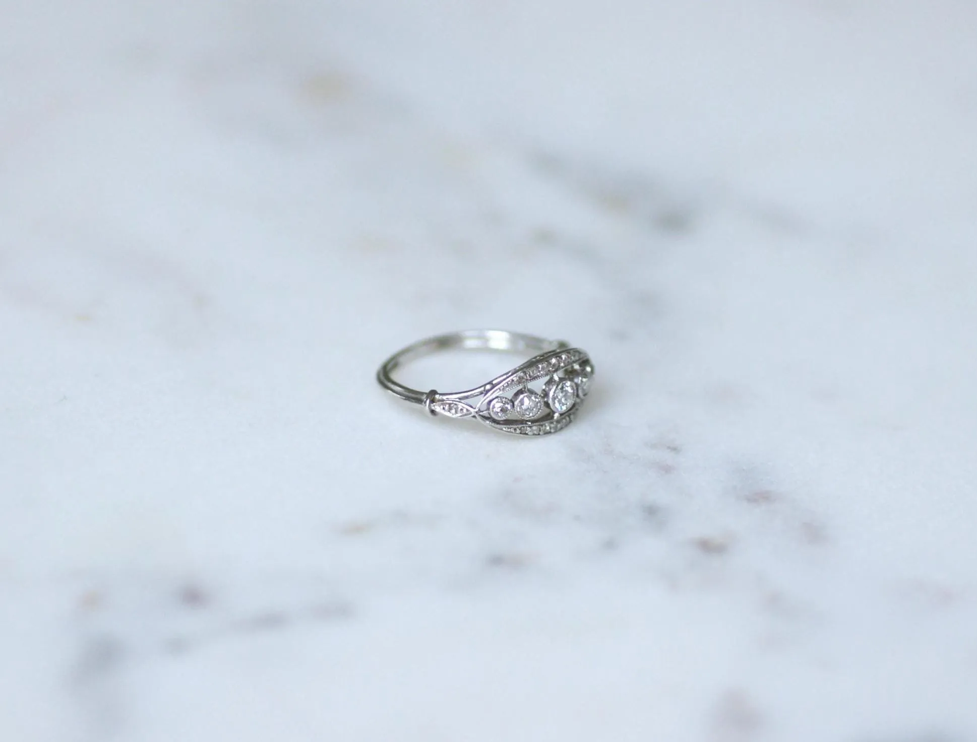 Bague bandeau Art Déco en platine et diamants sold by 58 Facettes product image thumbnail 3