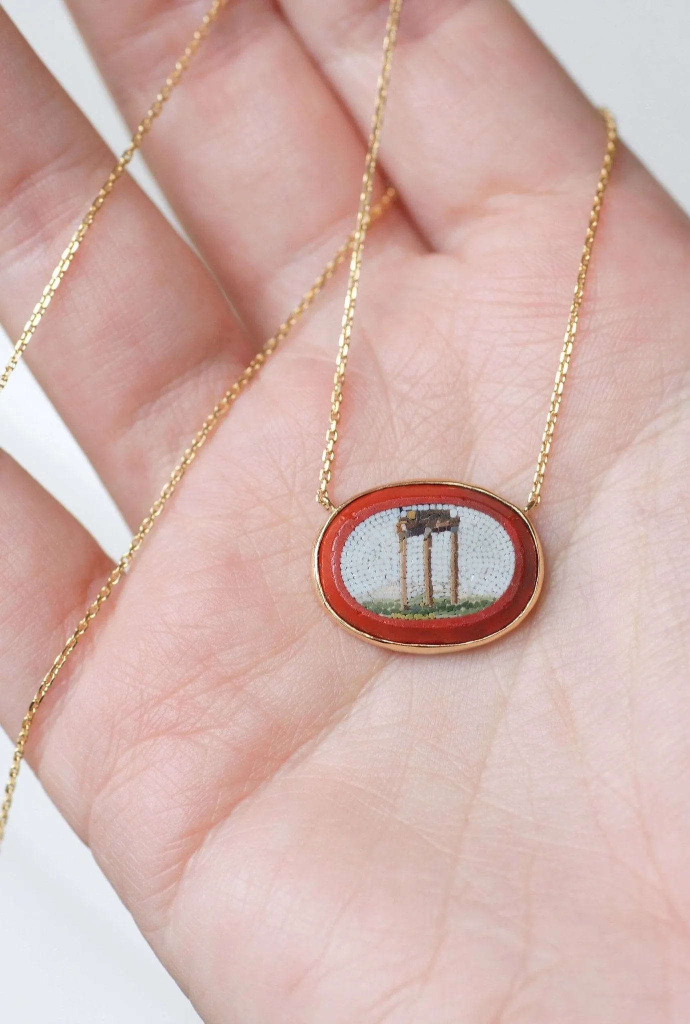 Collier pendentif micro-mosaïque temple antique en or jaune 18k sold by 58 Facettes product image thumbnail 5