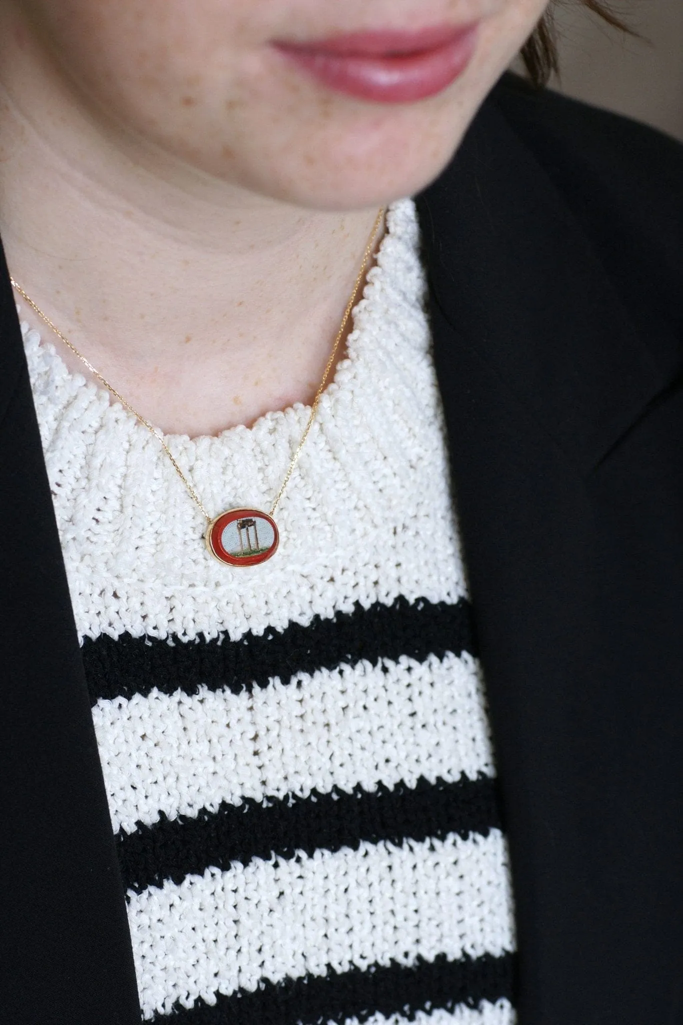 Collier pendentif micro-mosaïque temple antique en or jaune 18k sold by 58 Facettes product image thumbnail 2