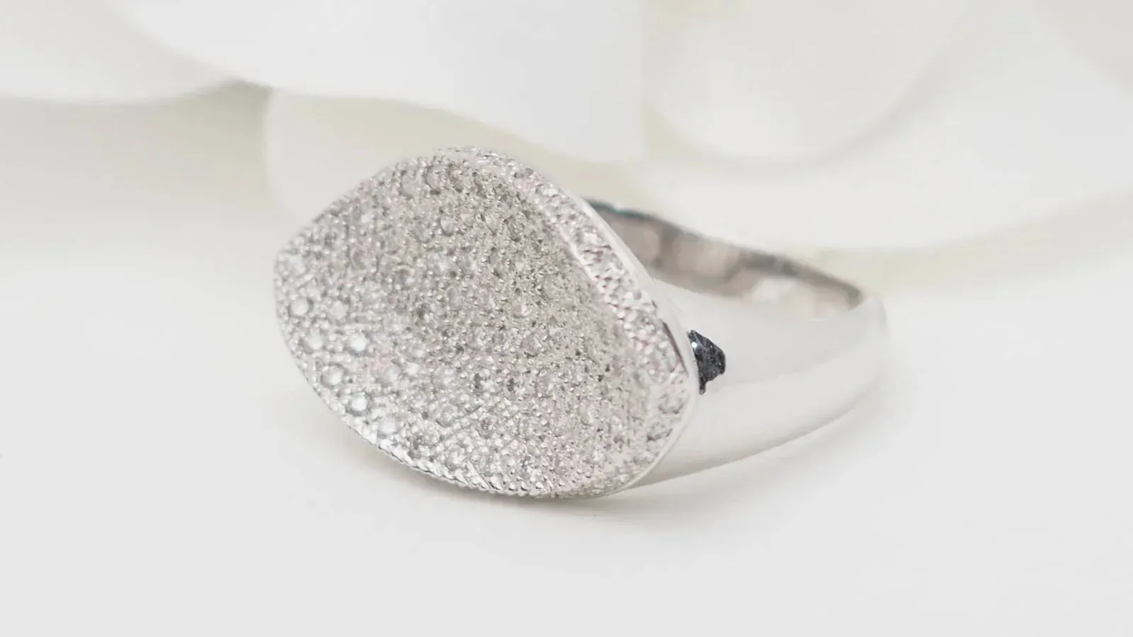 Bague pavage en or blanc et diamants sold by 58 Facettes product image thumbnail 5
