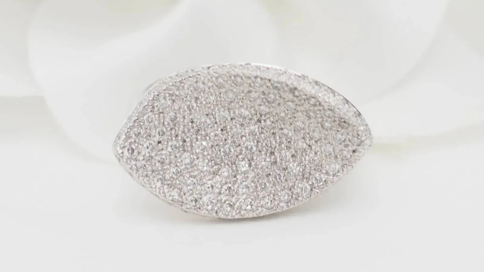 Bague pavage en or blanc et diamants sold by 58 Facettes product image thumbnail 2