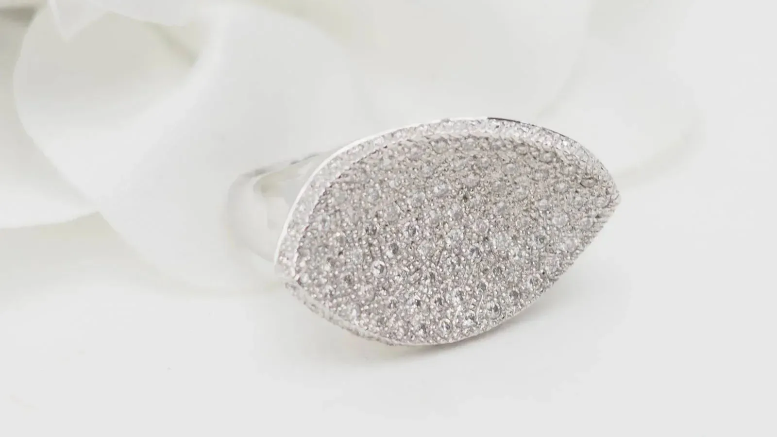 Bague pavage en or blanc et diamants sold by 58 Facettes product image thumbnail 4