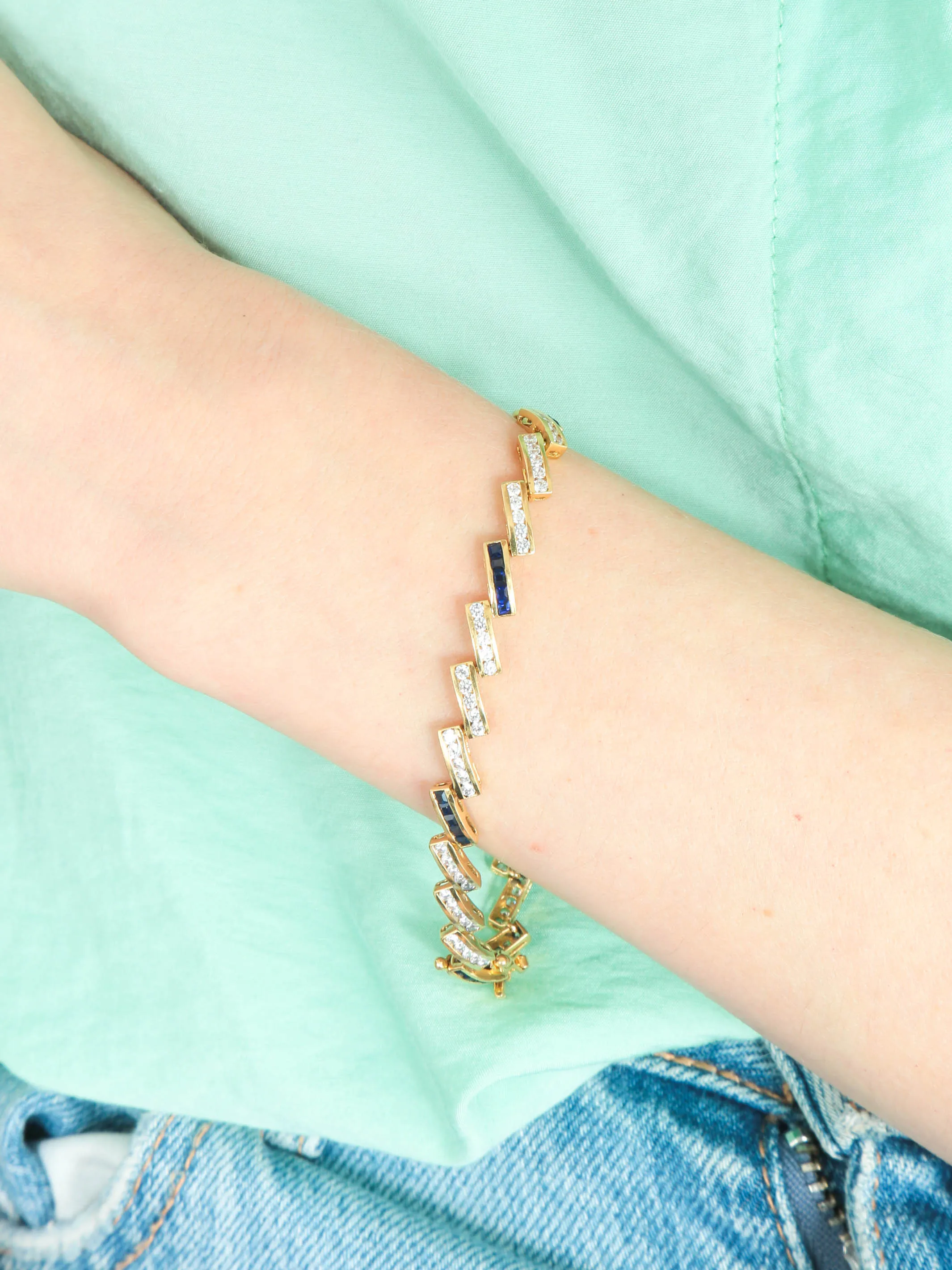 Bracelet serti en or jaune 18 carats, saphirs et diamants sold by 58 Facettes product image thumbnail 2