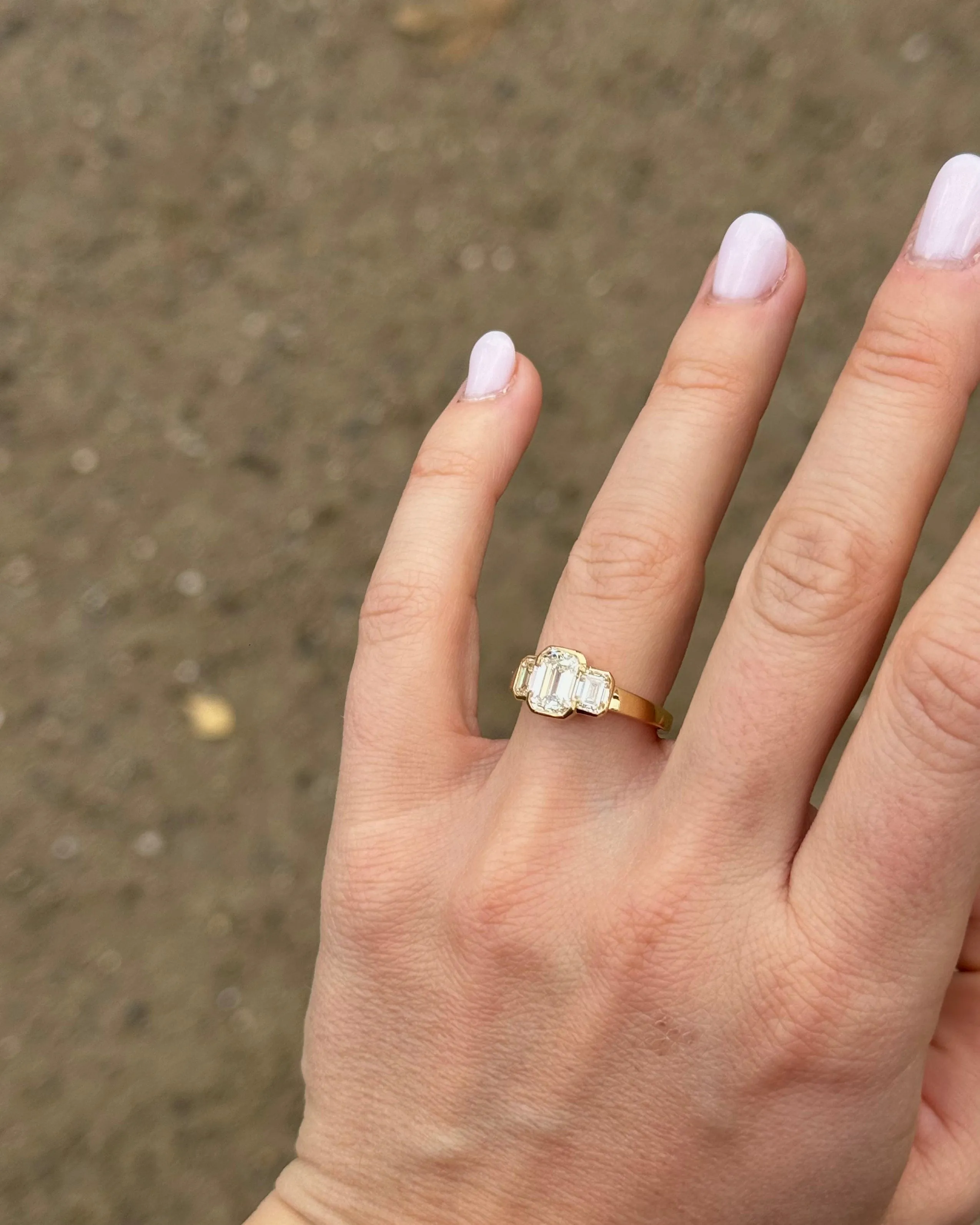 Bague trilogy en or jaune 18k et diamants taille émeraude sold by 58 Facettes product image thumbnail 2