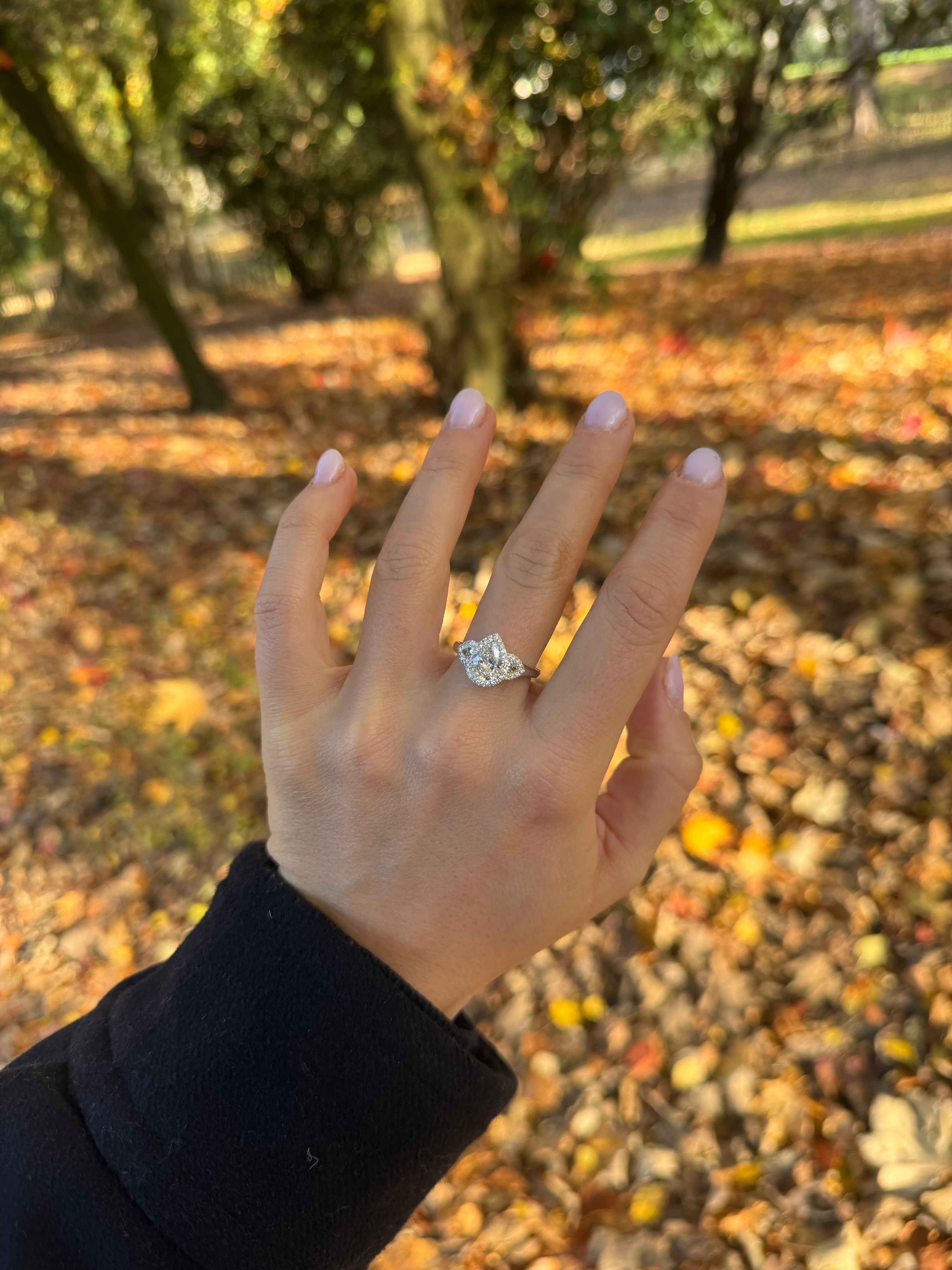 Bague poire halo en or blanc 18k et diamants sold by 58 Facettes product image thumbnail 2