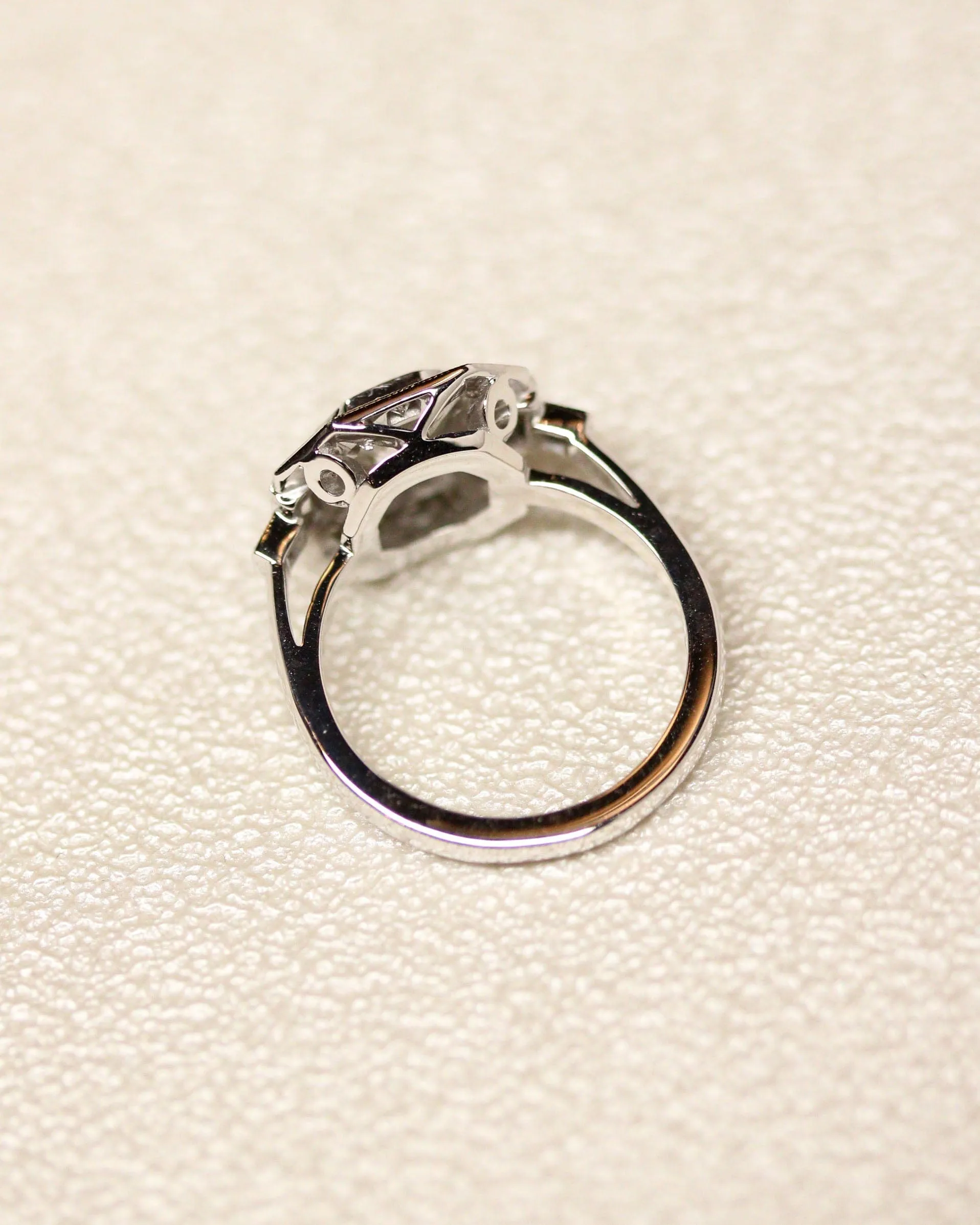 Bague « Carré pans coupés » en or blanc et diamant 1 ct sold by 58 Facettes product image thumbnail 4