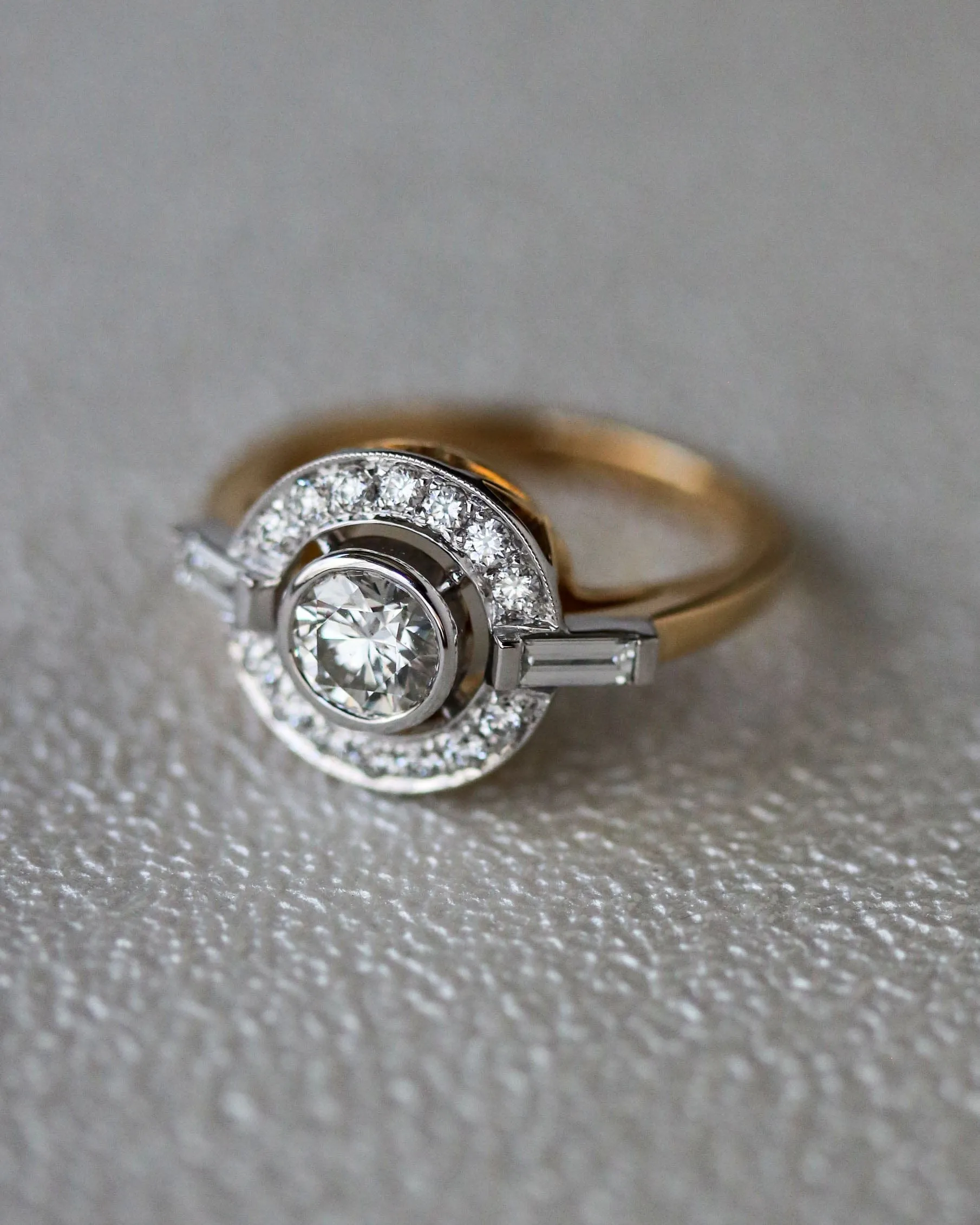 Bague - Ronde diamant 0,54 ct épaulée baguettes en or jaune et blanc sold by 58 Facettes product image thumbnail 3