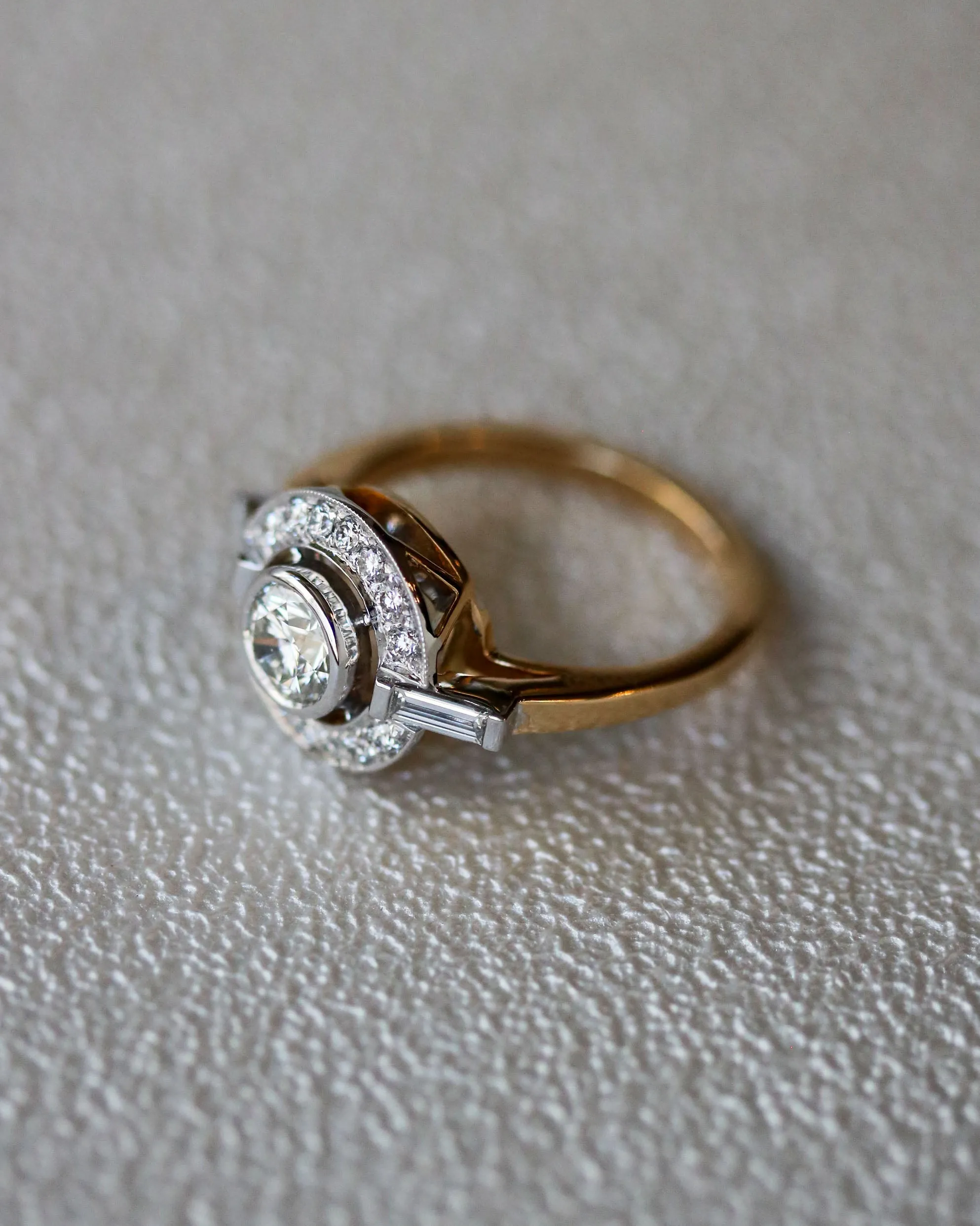 Bague - Ronde diamant 0,54 ct épaulée baguettes en or jaune et blanc sold by 58 Facettes product image thumbnail 4