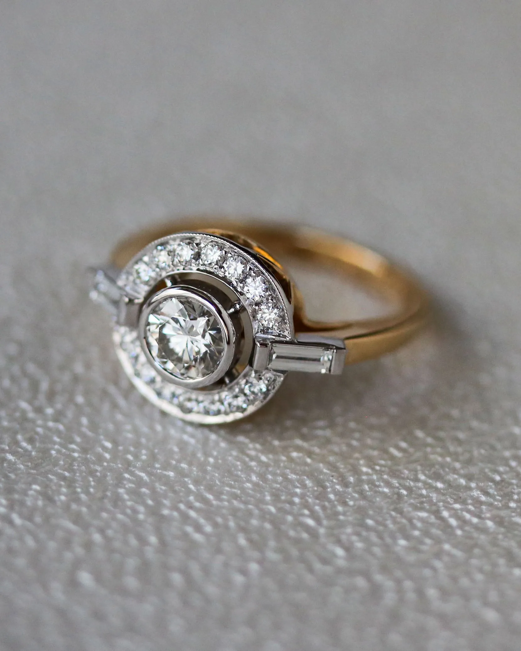 Bague - Ronde diamant 0,54 ct épaulée baguettes en or jaune et blanc sold by 58 Facettes product image thumbnail 5